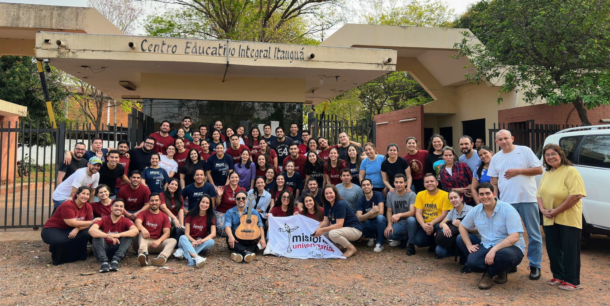 Team Gefängnispastoral vor dem Gefängniseingang Team Gefängnispastoral vor dem Gefängniseingang