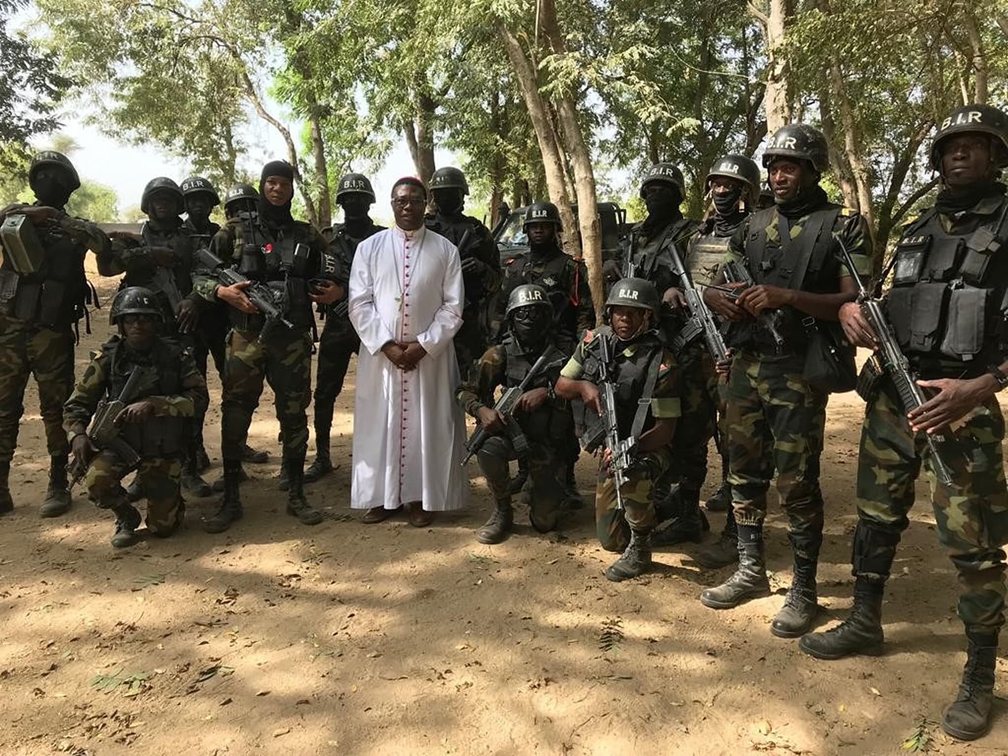 L'évêque Bruno Ateba lors d'une visite pastorale dans son diocèse. Il est accompagné d'un groupe de soldats pour sa protection (Photo : ACN) L'évêque Bruno Ateba lors d'une visite pastorale dans son diocèse. Il est accompagné d'un groupe de soldats pour sa protection (Photo : ACN)