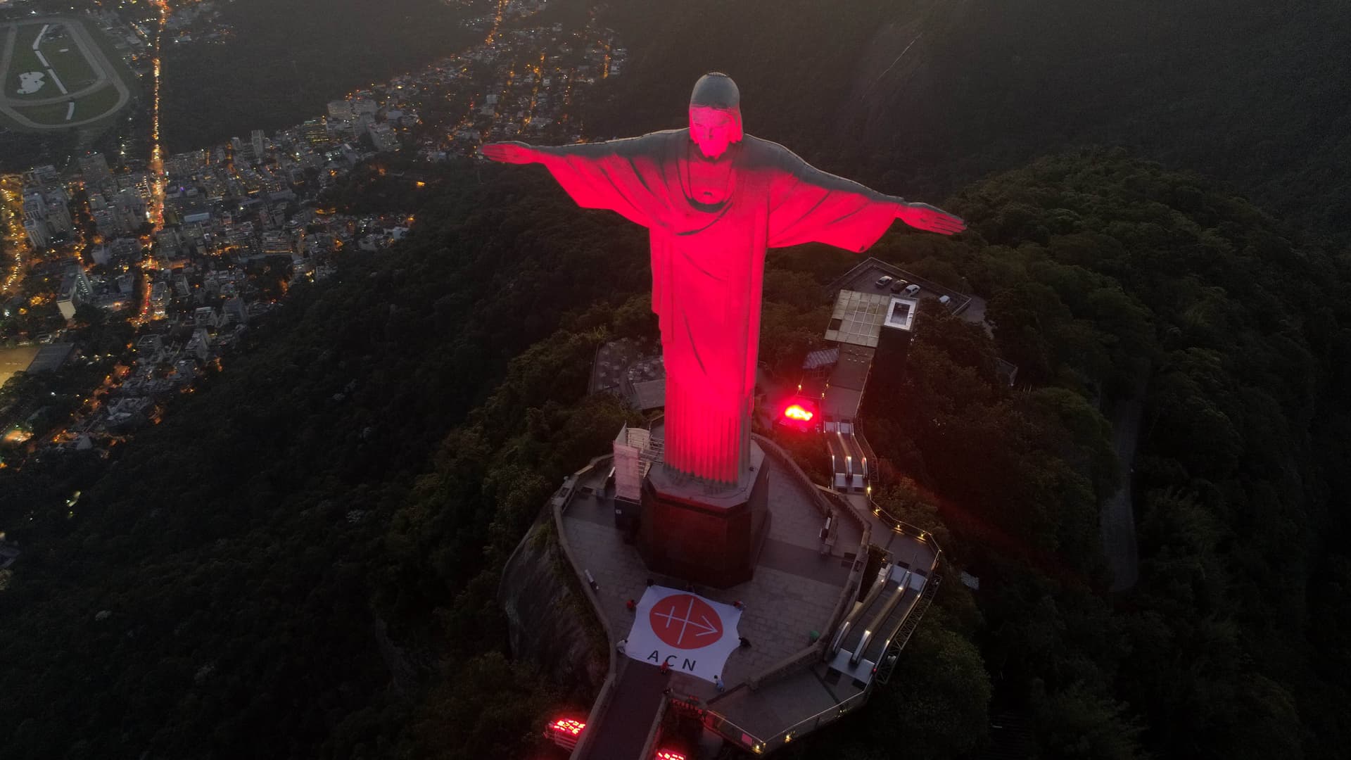 La statue du Christ à Rio en rouge La statue du Christ à Rio en rouge