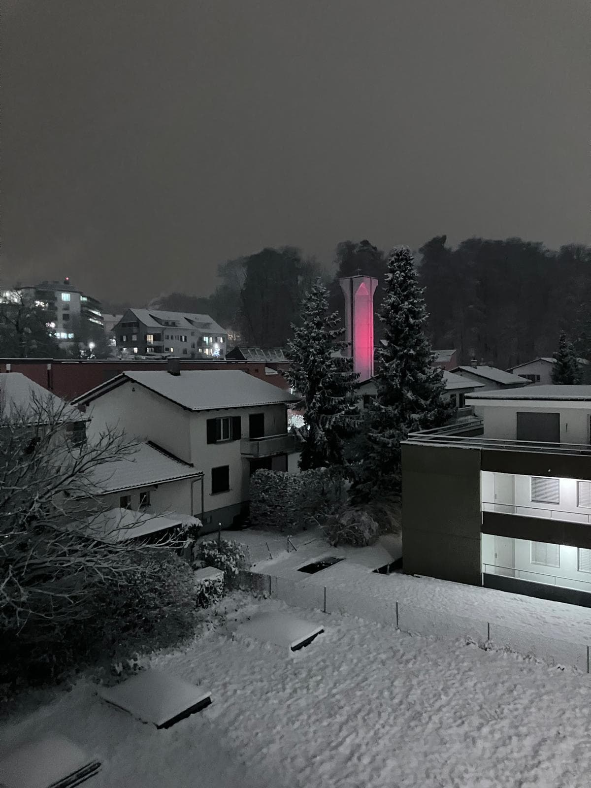 Pfarreien und Klöster, die sich an der RedWeek 2024 beteiligten Der rote Turm der Pfarrei Kloten ZH