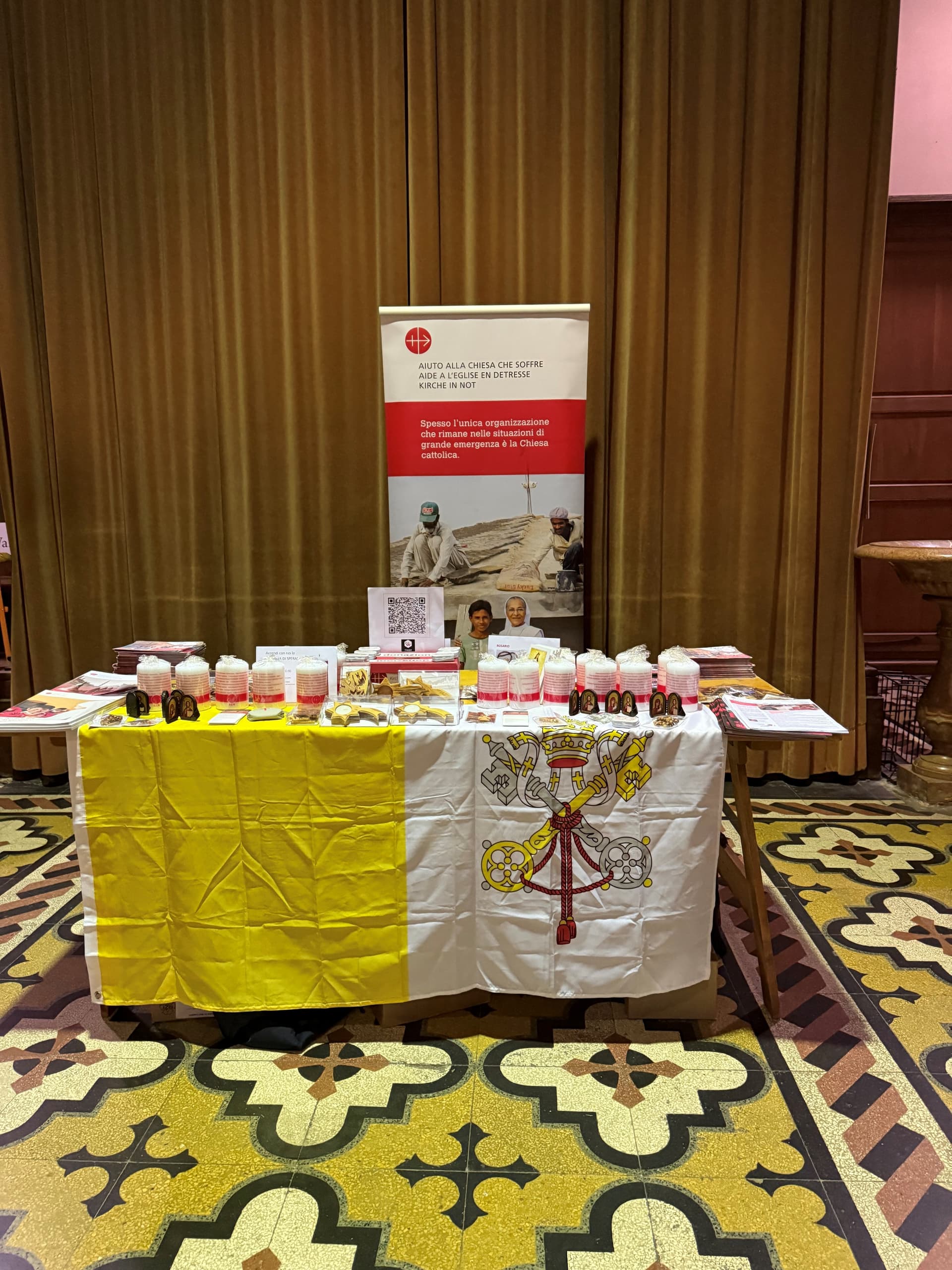 REDWEEK 2025 Locarno stand informativo in fondo alla Collegiata