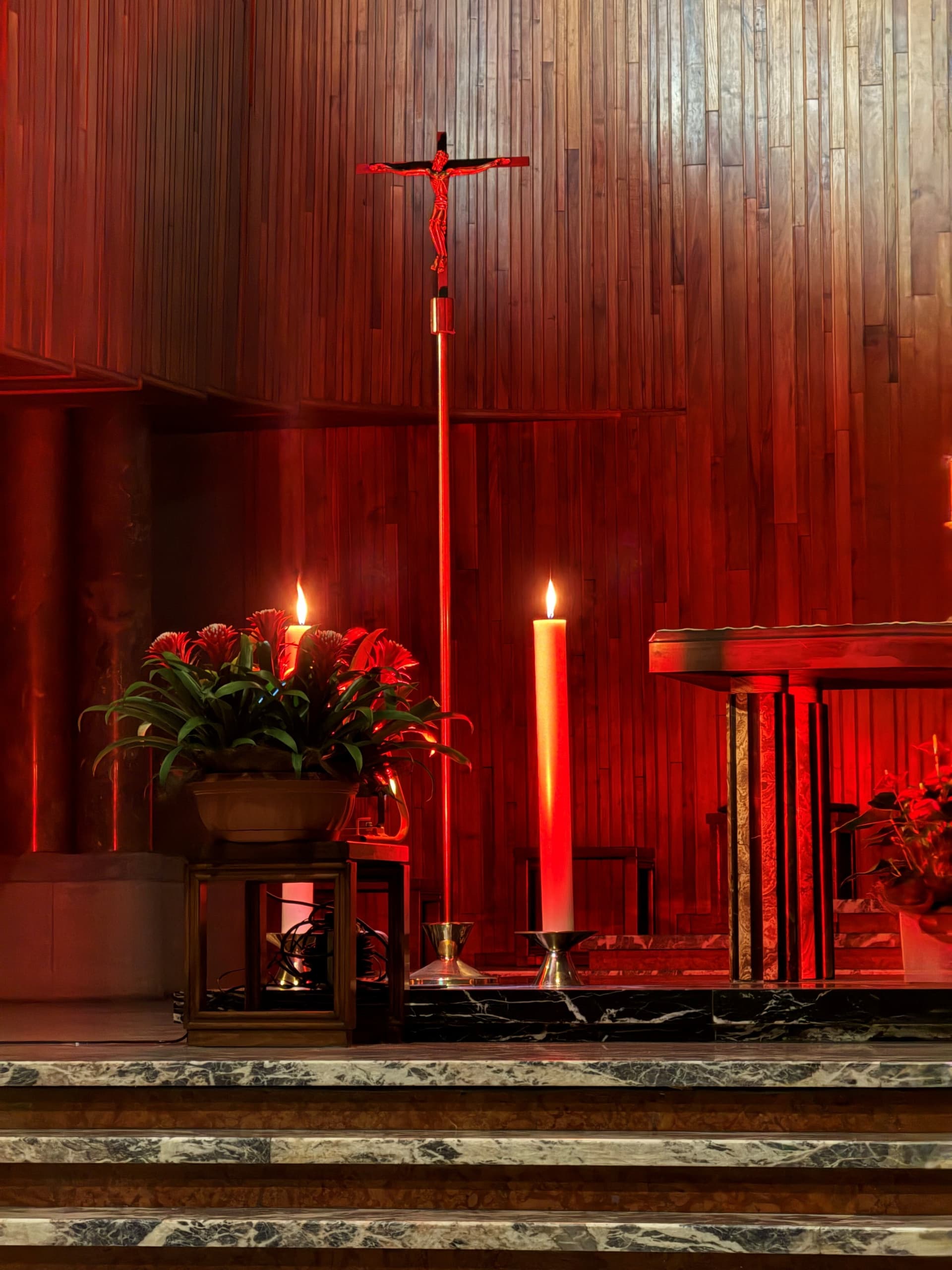 REDWEEK 2025 Lugano Besso chiesa di S Nicolao Crocifisso illuminato di rosso durante la REDWEEK