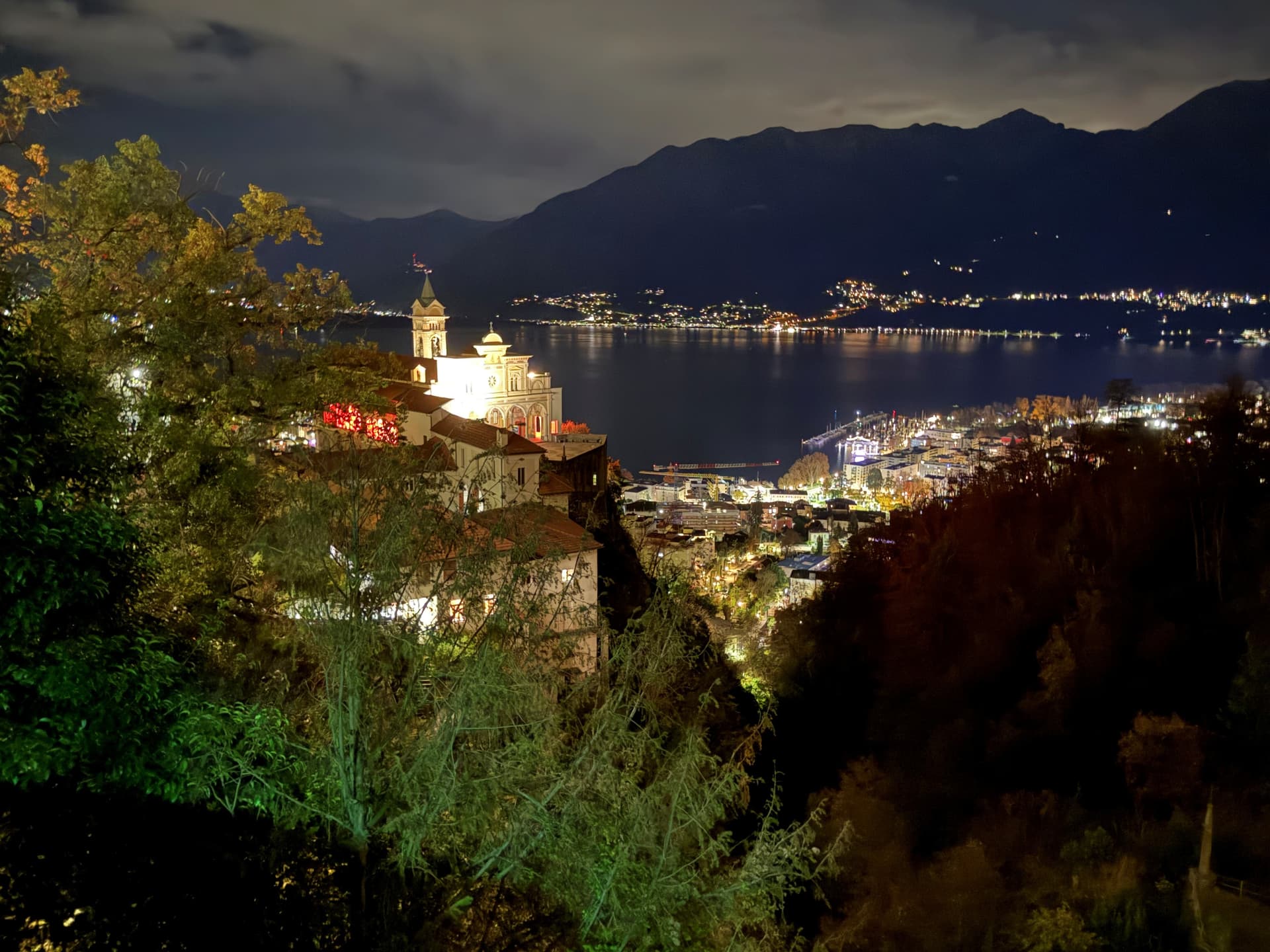 REDWEEK 2025 Orselina santuario della Madonna del Sasso illuminato di rosso e luci del Locanese e del Gambarogno
