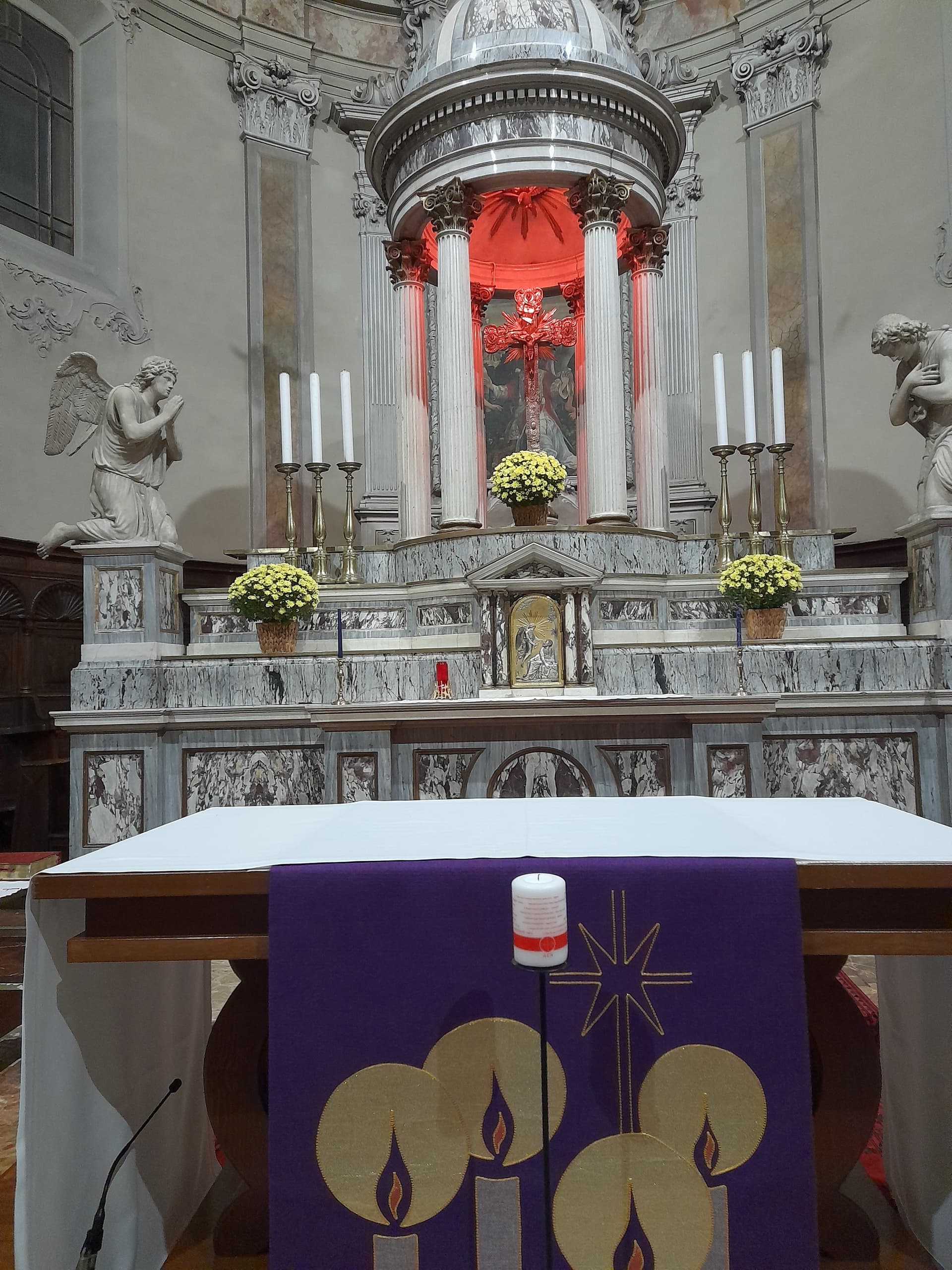 REDWEEK 2025 Tesserete Tabercolo illuminato di rosso chiesa di S Stefano 1