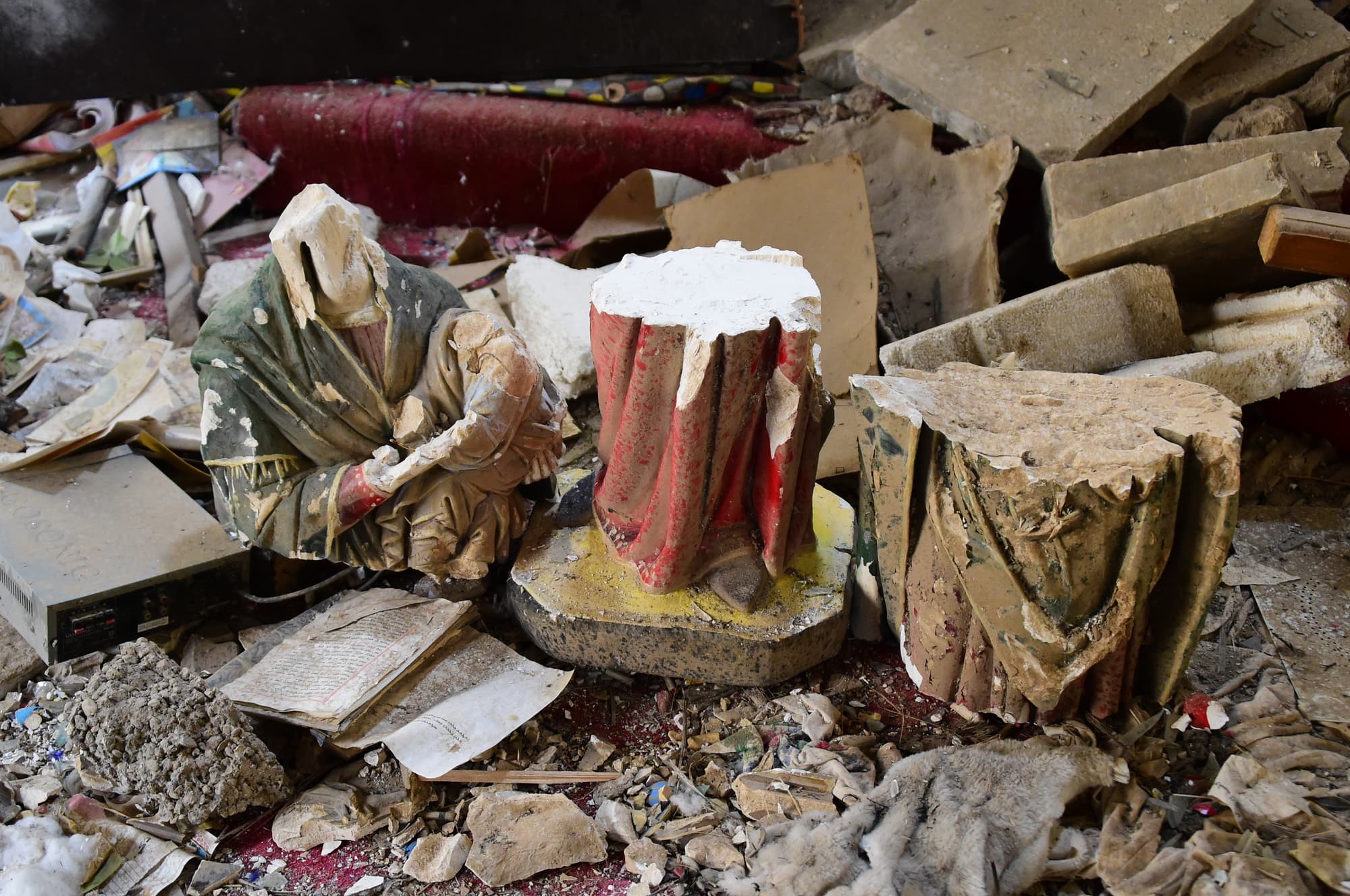 Zerstörte Statuen zeugen vom Hass gegen Christen. Der sogenannte "IS" ging gewaltsam gegen Christen im Irak vor. Zerstörte Statuen zeugen vom Hass gegen Christen. Der sogenannte "IS" ging gewaltsam gegen Christen im Irak vor.