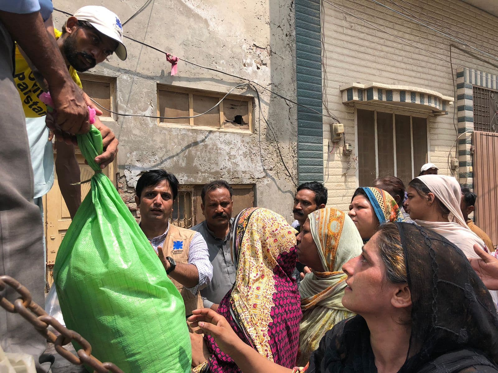 Verteilung von Hilfsgütern, die dank dem Hilfswerk «Kirche in Not (ACN)» den Opfern christenfeindlicher Gewalt bereitgestellt werden konnten.