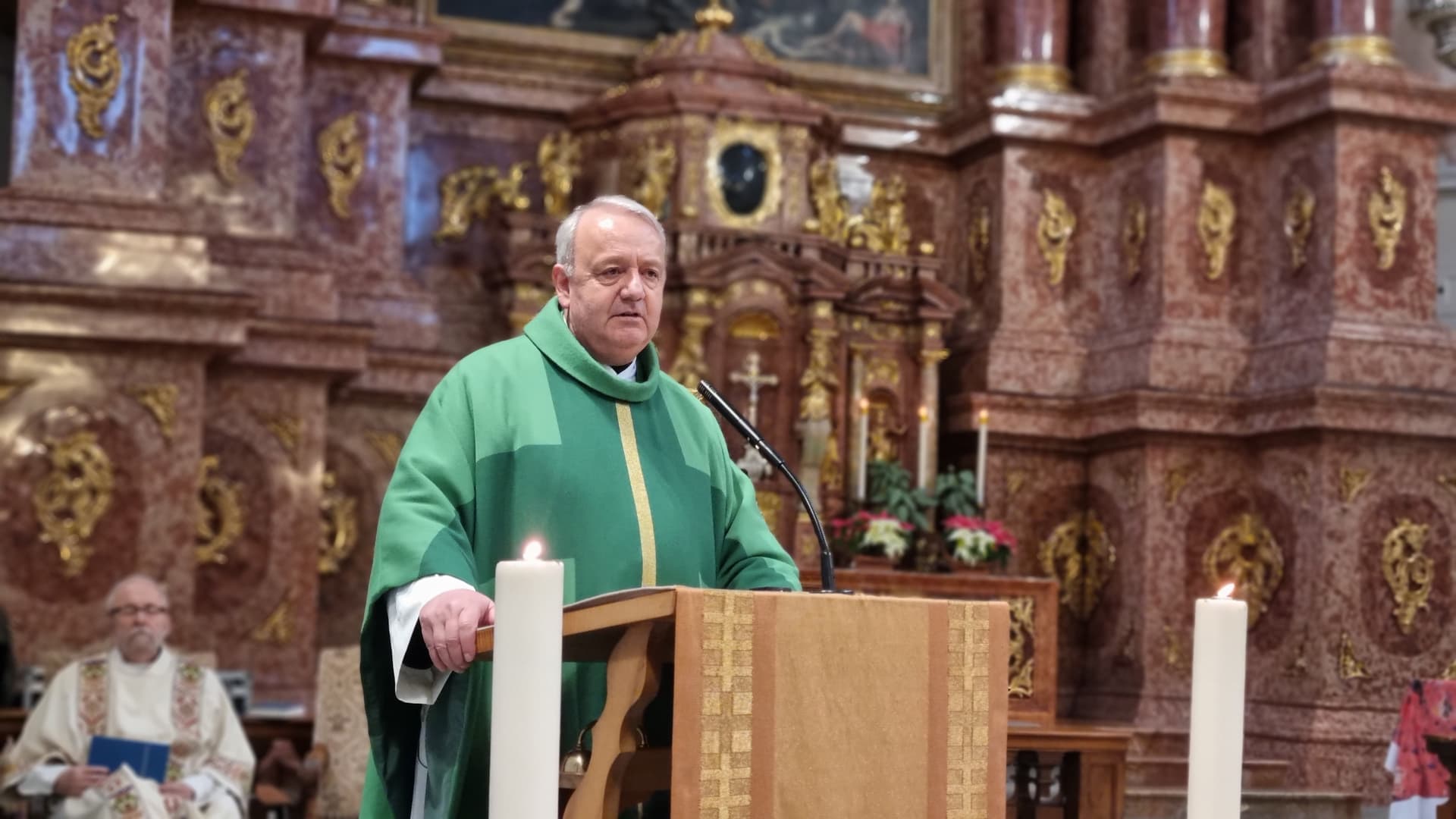 P. Anton Lässer während der Predigt in der Jesuitenkirche Luzern