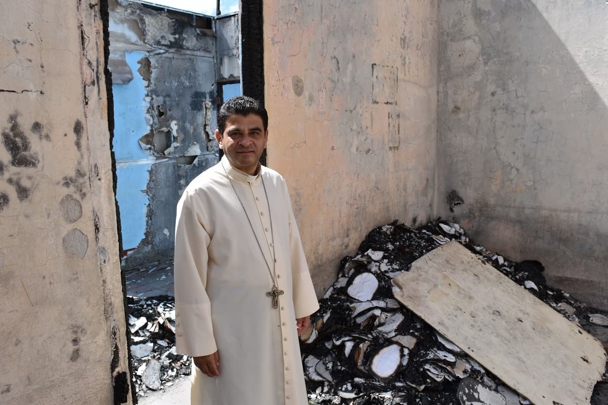 Mgr Rolando José Alvarez Lagos, évêque de Matagalpa, dans les ruines des locaux de la Caritas de Sebaco, incendiés par les partisans de Daniel Ortega. (Crédit : Jacques Berset / ACN) Mgr Rolando José Alvarez Lagos, évêque de Matagalpa, dans les ruines des locaux de la Caritas de Sebaco, incendiés par les partisans de Daniel Ortega. (Crédit : Jacques Berset / ACN)