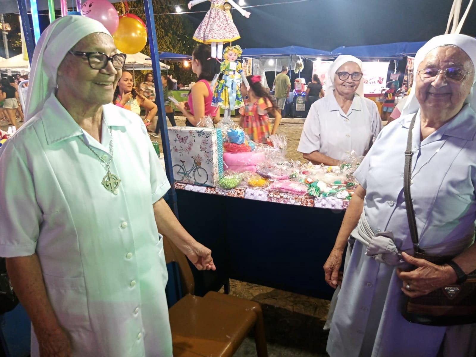 Schwestern verkaufen ihre handgefertigten Produkte auf der Messe Saints Cosmas and Damian in Igarassu. (Foto: «Kirche in Not (ACN)») Schwestern verkaufen ihre handgefertigten Produkte auf der Messe Saints Cosmas and Damian in Igarassu. (Foto: «Kirche in Not (ACN)»)