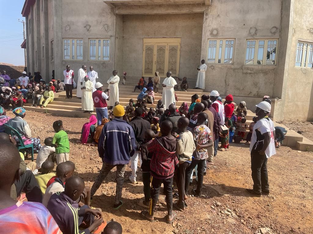Des membres du clergé s'occupent des personnes dans les camps de déplacés après le massacre de Noël 2023 au Nigeria. (Photo: « Aide à l'Église en Détresse (ACN) ») Des membres du clergé s'occupent des personnes dans les camps de déplacés après le massacre de Noël 2023 au Nigeria. (Photo: « Aide à l'Église en Détresse (ACN) »)