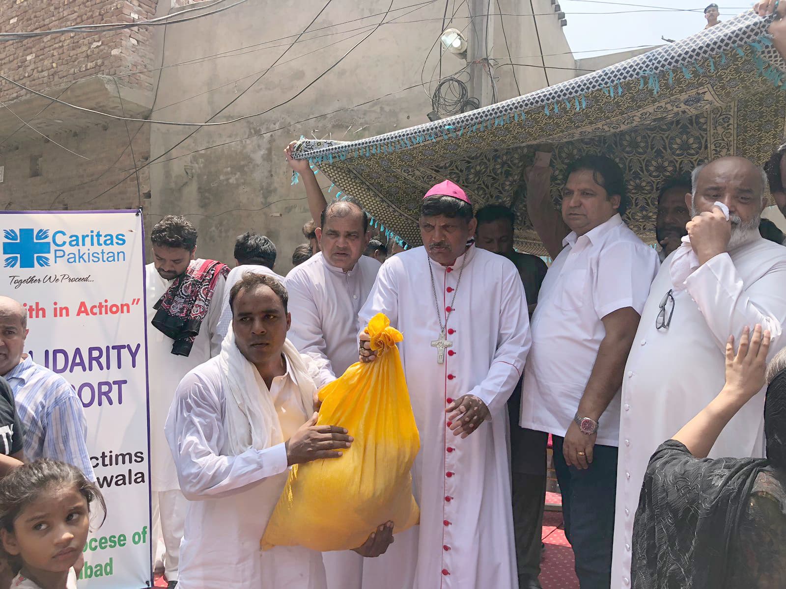 3 Verteilung20von20 Hilfsgtern20fr20betroffene20 Familien20in20 Jaranwala C Caritas Pakistan Faisalabad 3 Verteilung20von20 Hilfsgtern20fr20betroffene20 Familien20in20 Jaranwala C Caritas Pakistan Faisalabad