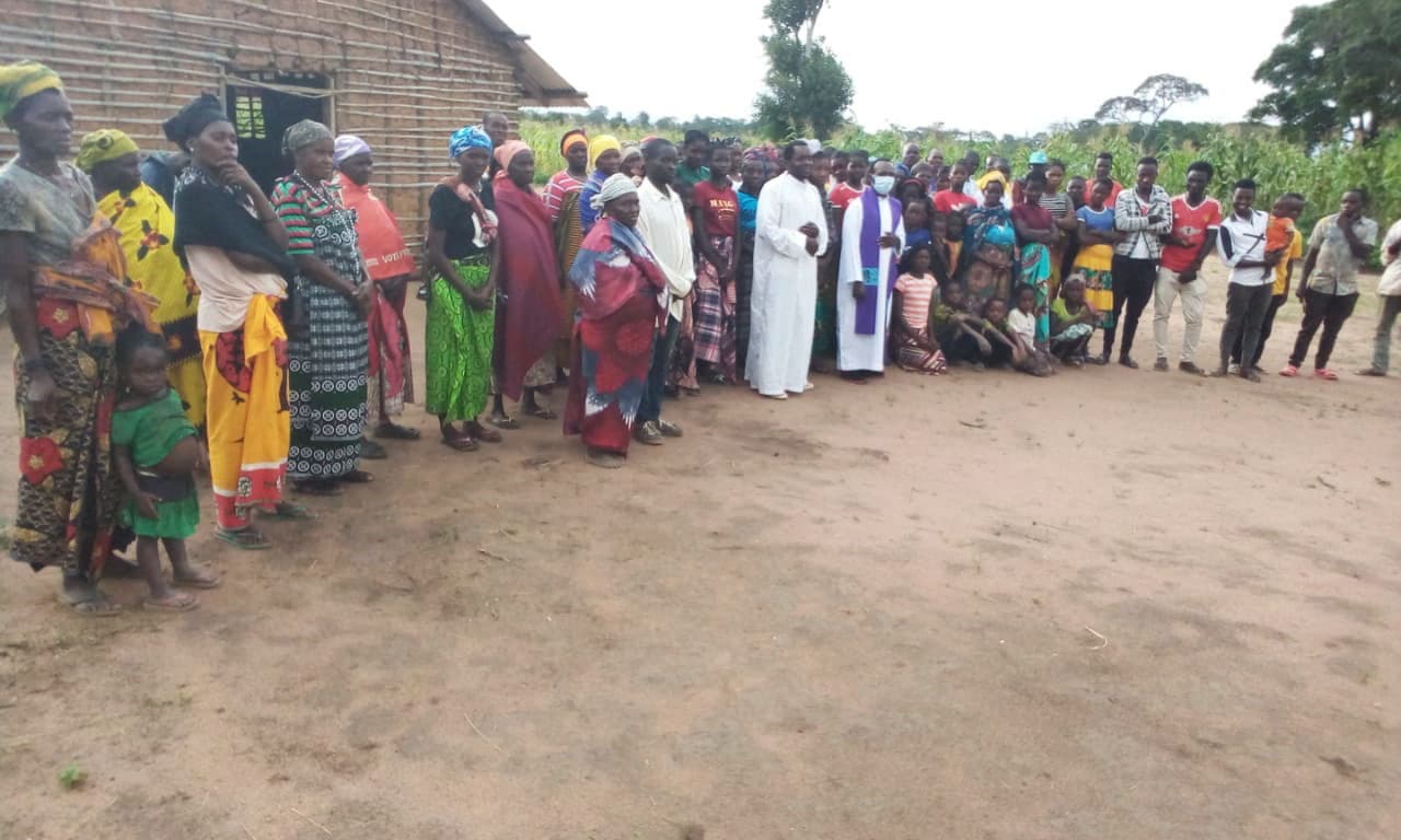 Bischof António Juliasse beim Gebet mit Flüchtlingen Bischof António Juliasse beim Gebet mit Flüchtlingen