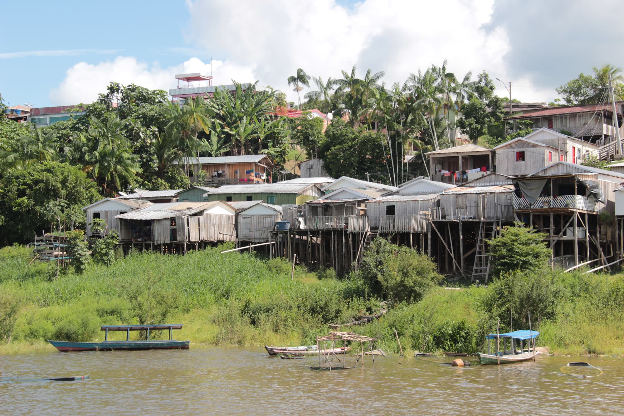 Arme Häuser an der Fluss-Seite des Sees Tefe. (Foto: «Kirche in Not (ACN)») Arme Häuser an der Fluss-Seite des Sees Tefe. (Foto: «Kirche in Not (ACN)»)