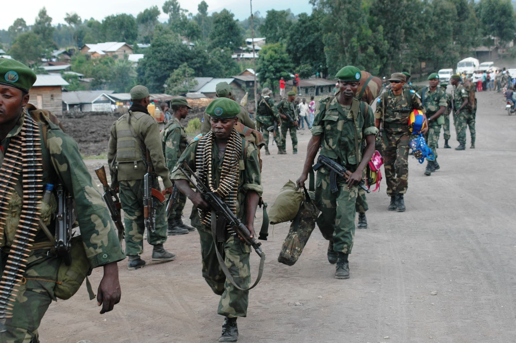 Die nationalen Streitkräfte (FARDC) verstärken ihre Stellungen um Goma nach einem zweiten Tag (21. Mai 2013) der Kämpfe zwischen ihnen und Elementen der M23 in der Ortschaft Mutaho, etwa zehn Kilometer von Goma entfernt. (Foto: MONUSCO/Clara Padovan) Die nationalen Streitkräfte (FARDC) verstärken ihre Stellungen um Goma nach einem zweiten Tag (21. Mai 2013) der Kämpfe zwischen ihnen und Elementen der M23 in der Ortschaft Mutaho, etwa zehn Kilometer von Goma entfernt. (Foto: MONUSCO/Clara Padovan)