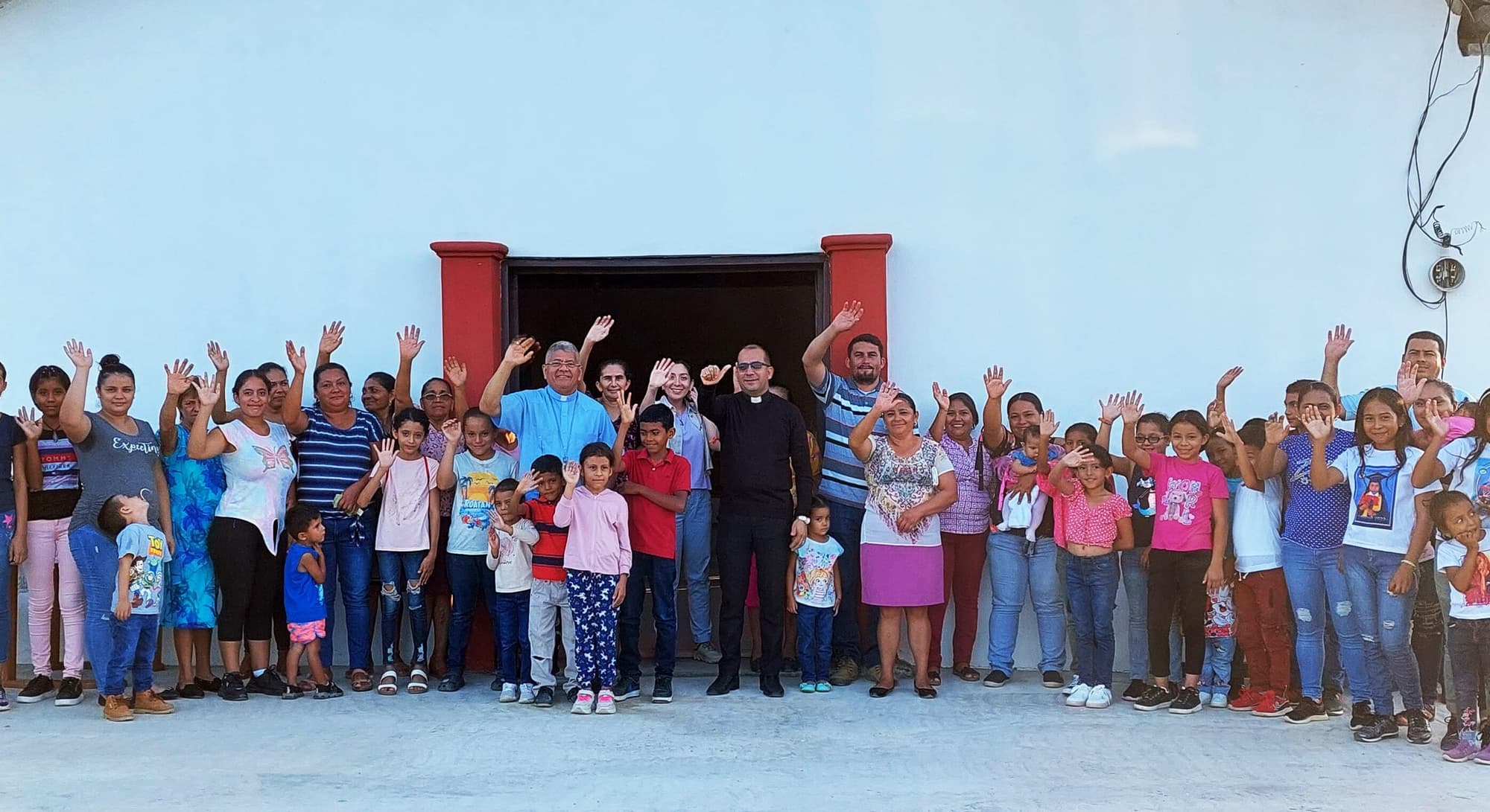 3) Gläubige und Priester der Pfarrei Santa María de Suyapa, Honduras. 3) Gläubige und Priester der Pfarrei Santa María de Suyapa, Honduras.