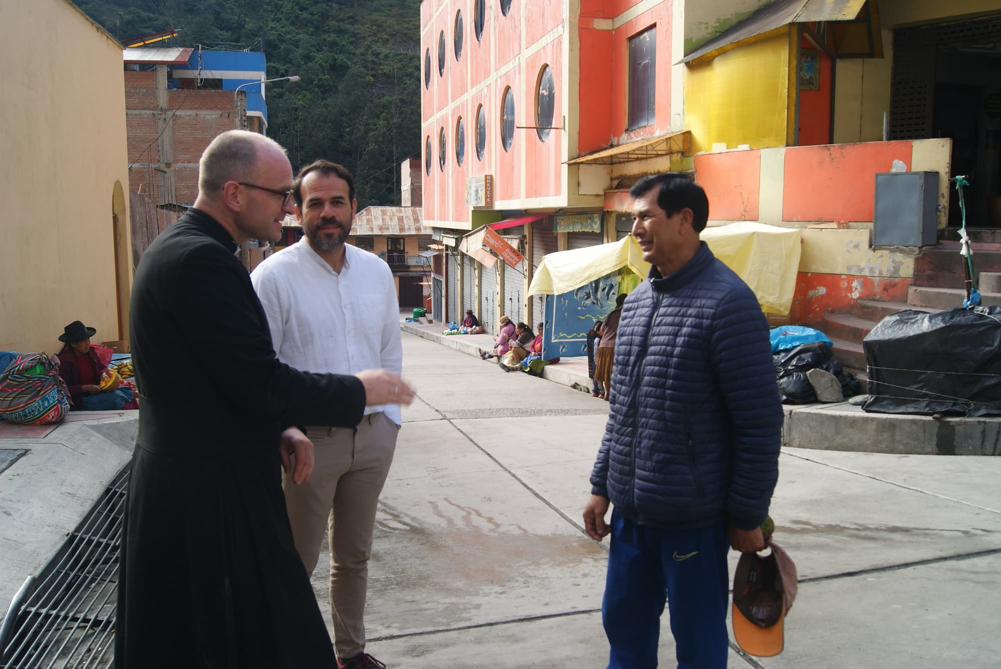 Le Père David O Connor lors d'un entretien dans la rue à Sandia Huancané diocèse d'Ayaviri Pérou (Photo : « Aide à l’Église en Détresse (ACN) ») Le Père David O Connor lors d'un entretien dans la rue à Sandia Huancané diocèse d'Ayaviri Pérou (Photo : « Aide à l’Église en Détresse (ACN) »)