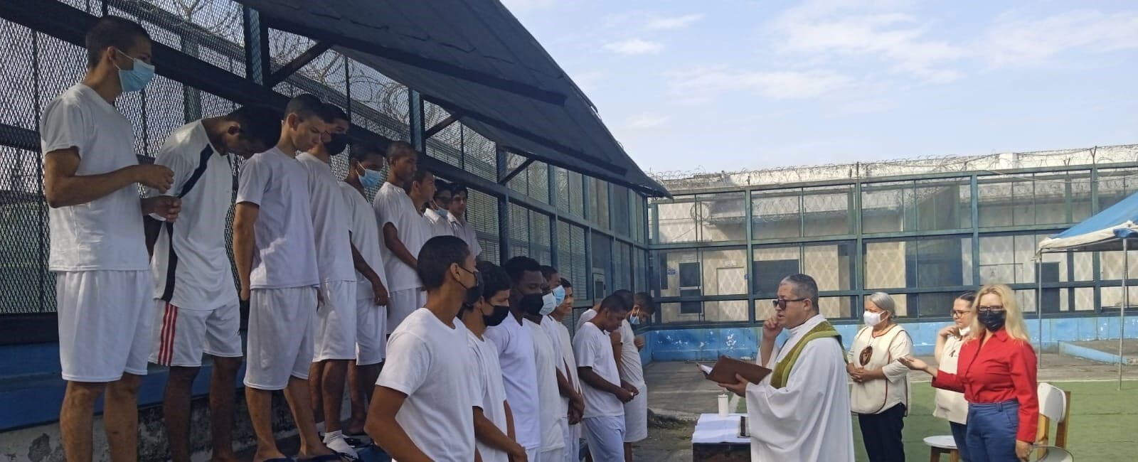 Gottesdienst im Gefängnis-Innenhof (Foto: ACN) Gottesdienst im Gefängnis-Innenhof (Foto: ACN)