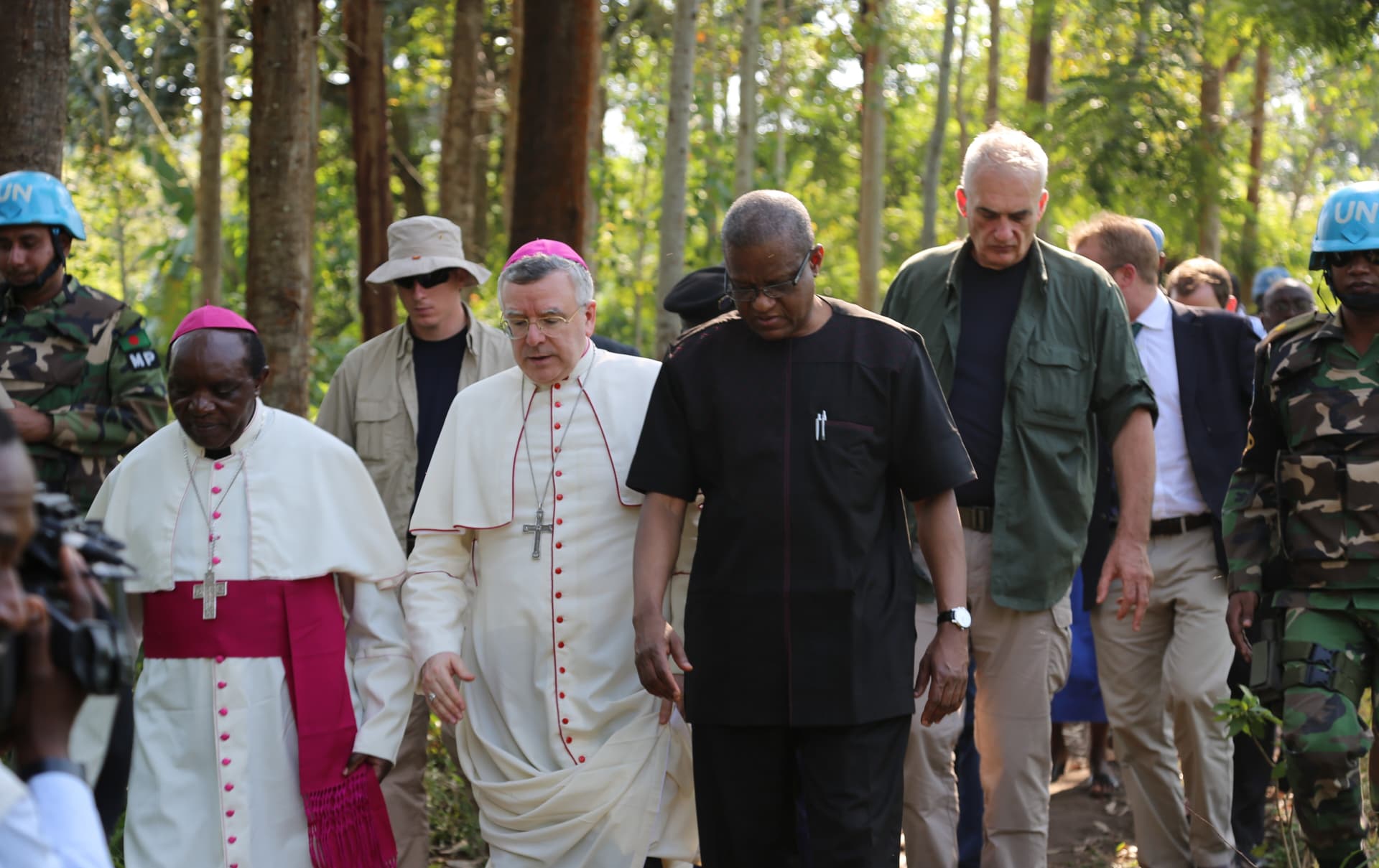 Bischof Melchisedec Sikuli Paluku (links), Bischof Luis Mariano Montemayor und Maman Sidikou in Béni (Foto: ACN) Bischof Melchisedec Sikuli Paluku (links), Bischof Luis Mariano Montemayor und Maman Sidikou in Béni (Foto: ACN)