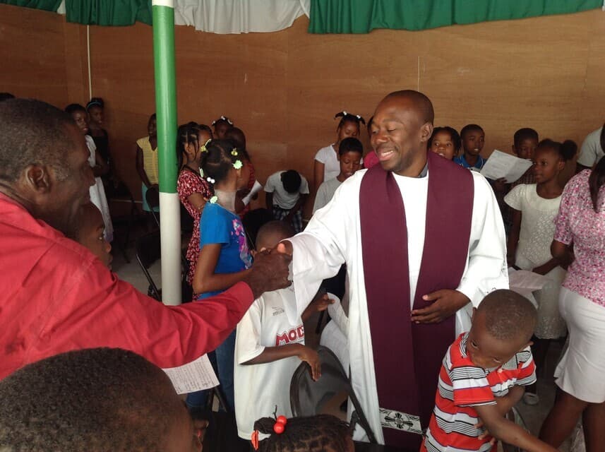 Ein Priester begrüsst die Gläubigen (Foto: ACN) Ein Priester begrüsst die Gläubigen (Foto: ACN)