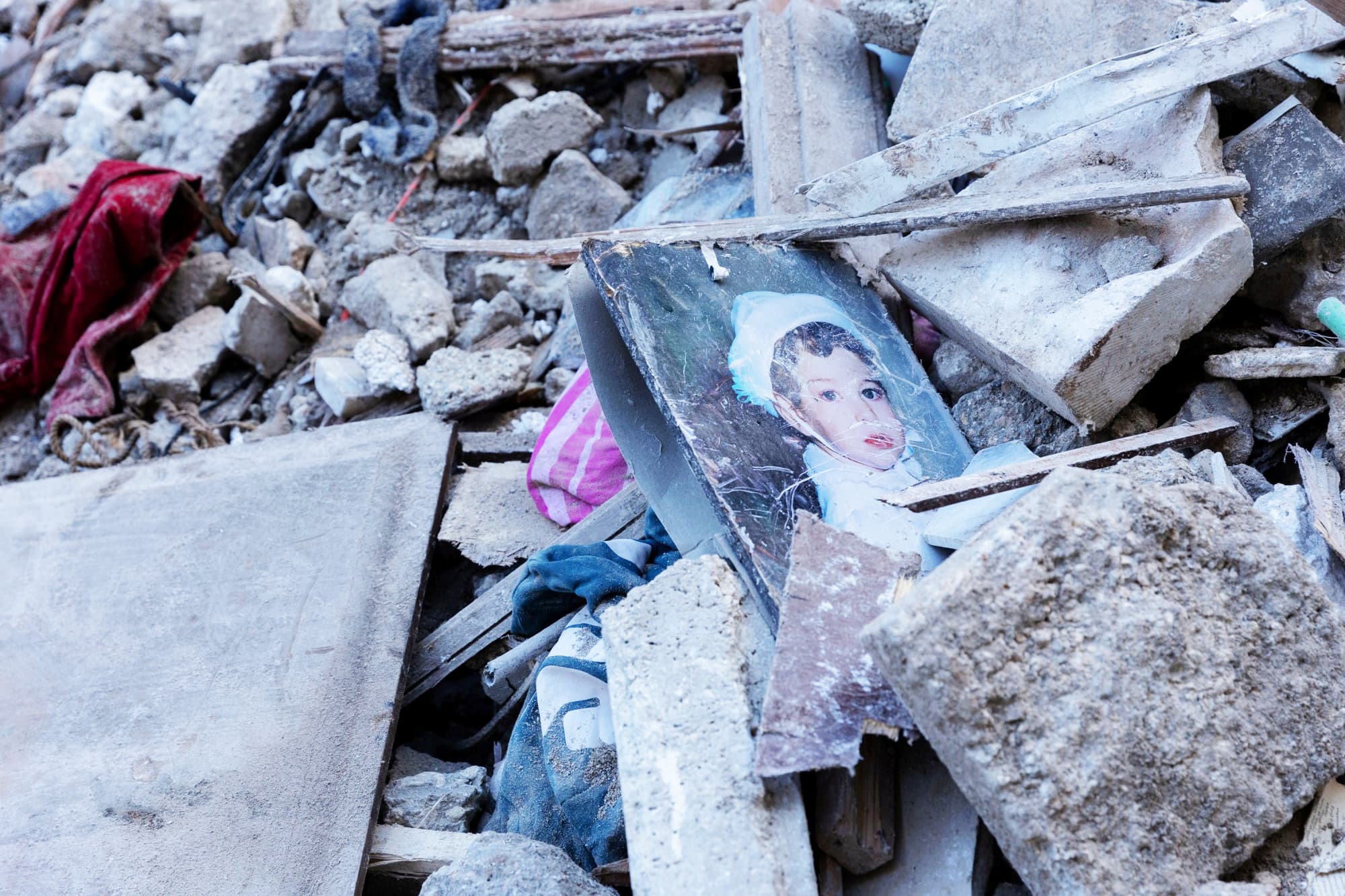 5 Kinderfoto in einem eingestuerzten Wohnhaus in Aleppo 02 5 Kinderfoto in einem eingestuerzten Wohnhaus in Aleppo 02