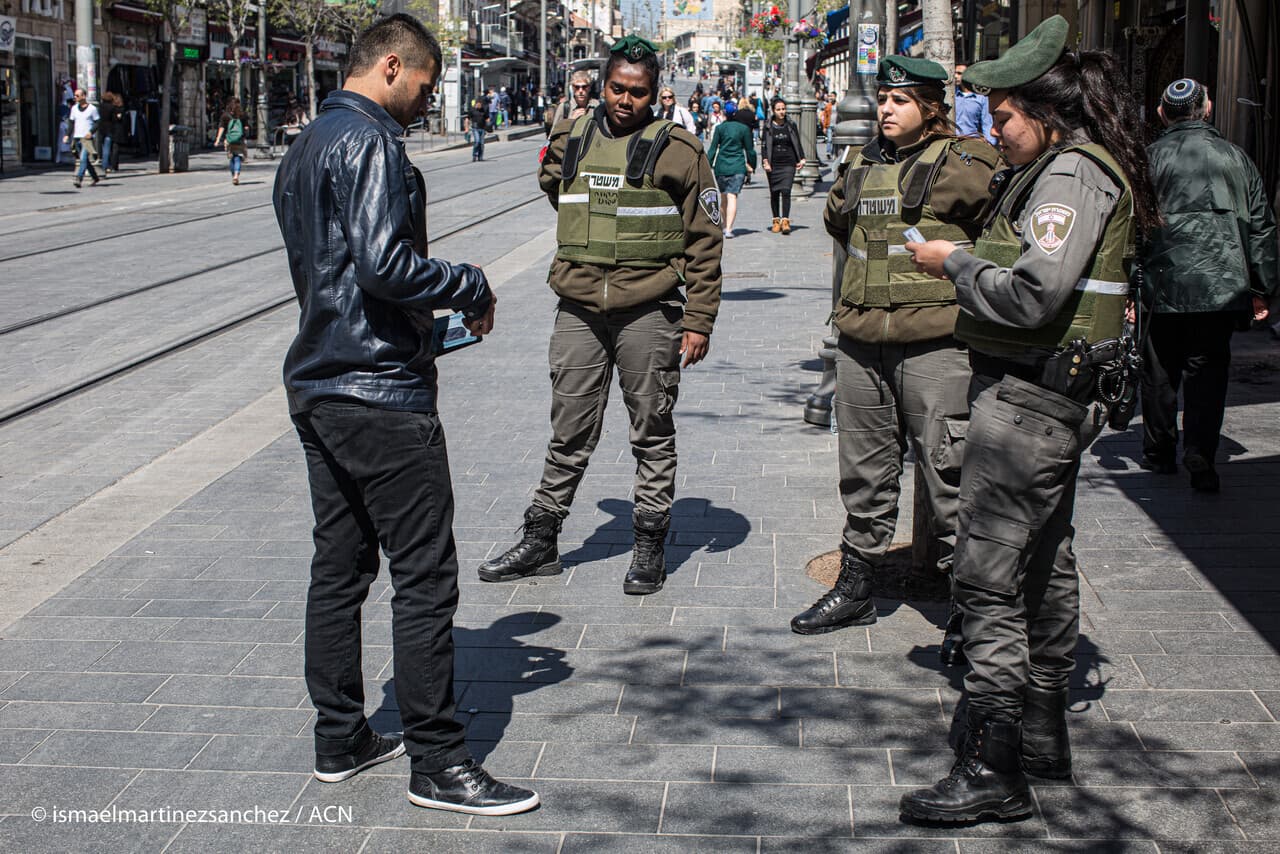 Ein Palästinenser wird aufgefordert, seine Papiere zu zeigen (© Ismael Martínez Sánchez / ACN) Ein Palästinenser wird aufgefordert, seine Papiere zu zeigen (© Ismael Martínez Sánchez / ACN)