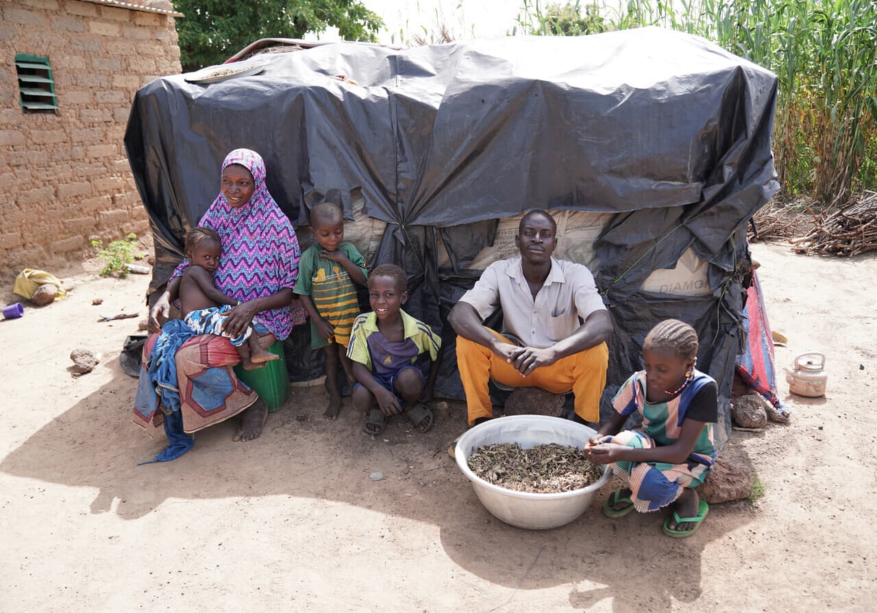 Una famiglia in un campo profughi nel distretto di Koudougou in Mozambico (© ACN) Una famiglia in un campo profughi nel distretto di Koudougou in Mozambico (© ACN)