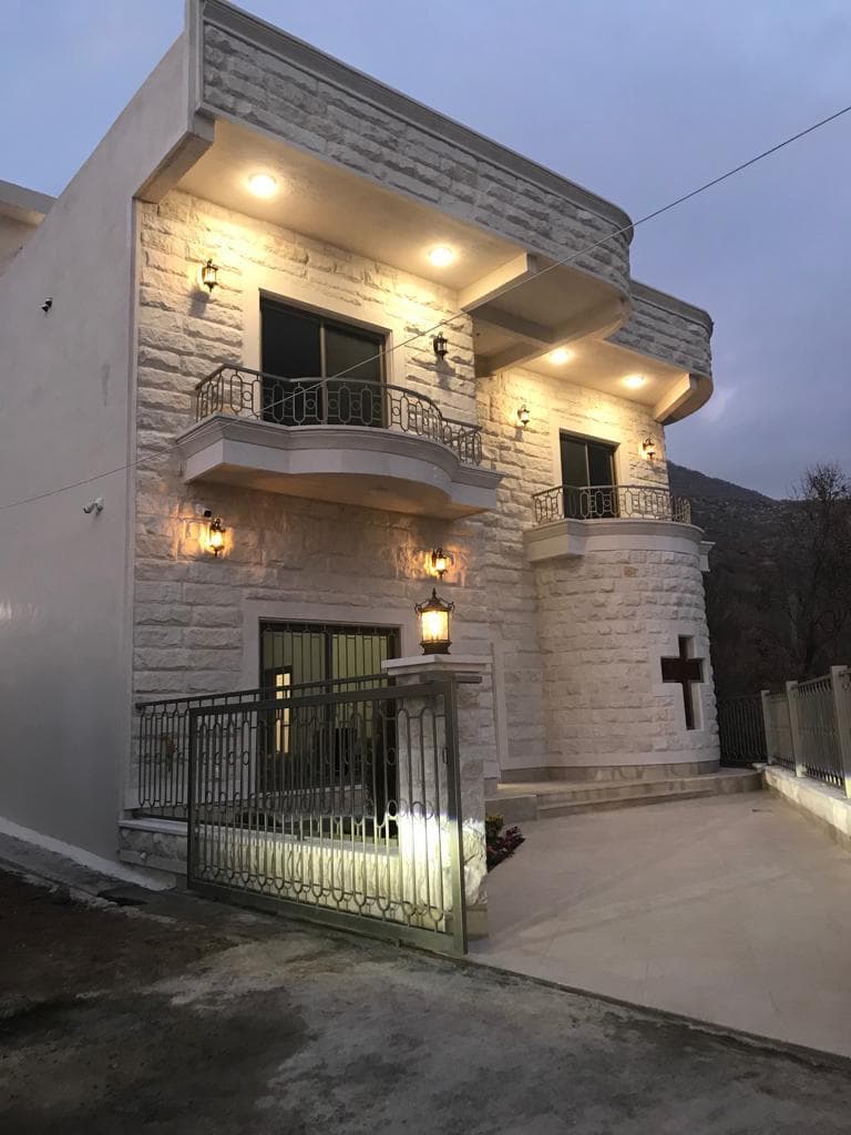 Wiederaufgebautes Heiligtum und Exerzitienhaus (© ACN) Wiederaufgebautes Heiligtum und Exerzitienhaus (© ACN)