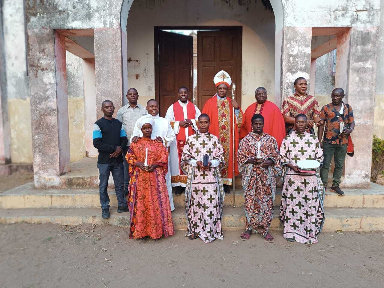 Il vescovo António Juliasse in visita alle comunità colpite (© ACN) Il vescovo António Juliasse in visita alle comunità colpite (© ACN)