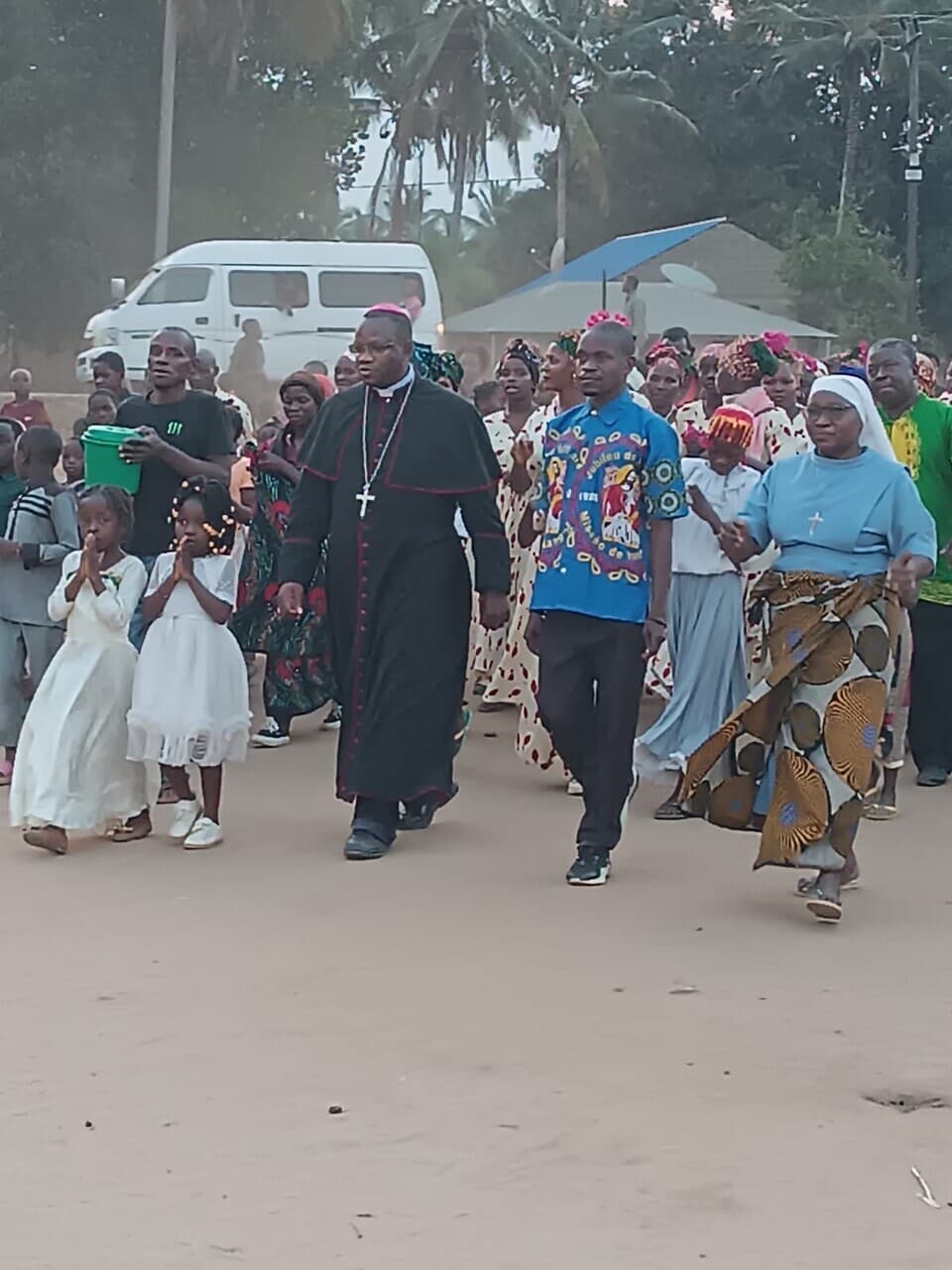 Il vescovo António Juliasse in visita alle comunità colpite (© ACN) Il vescovo António Juliasse in visita alle comunità colpite (© ACN)