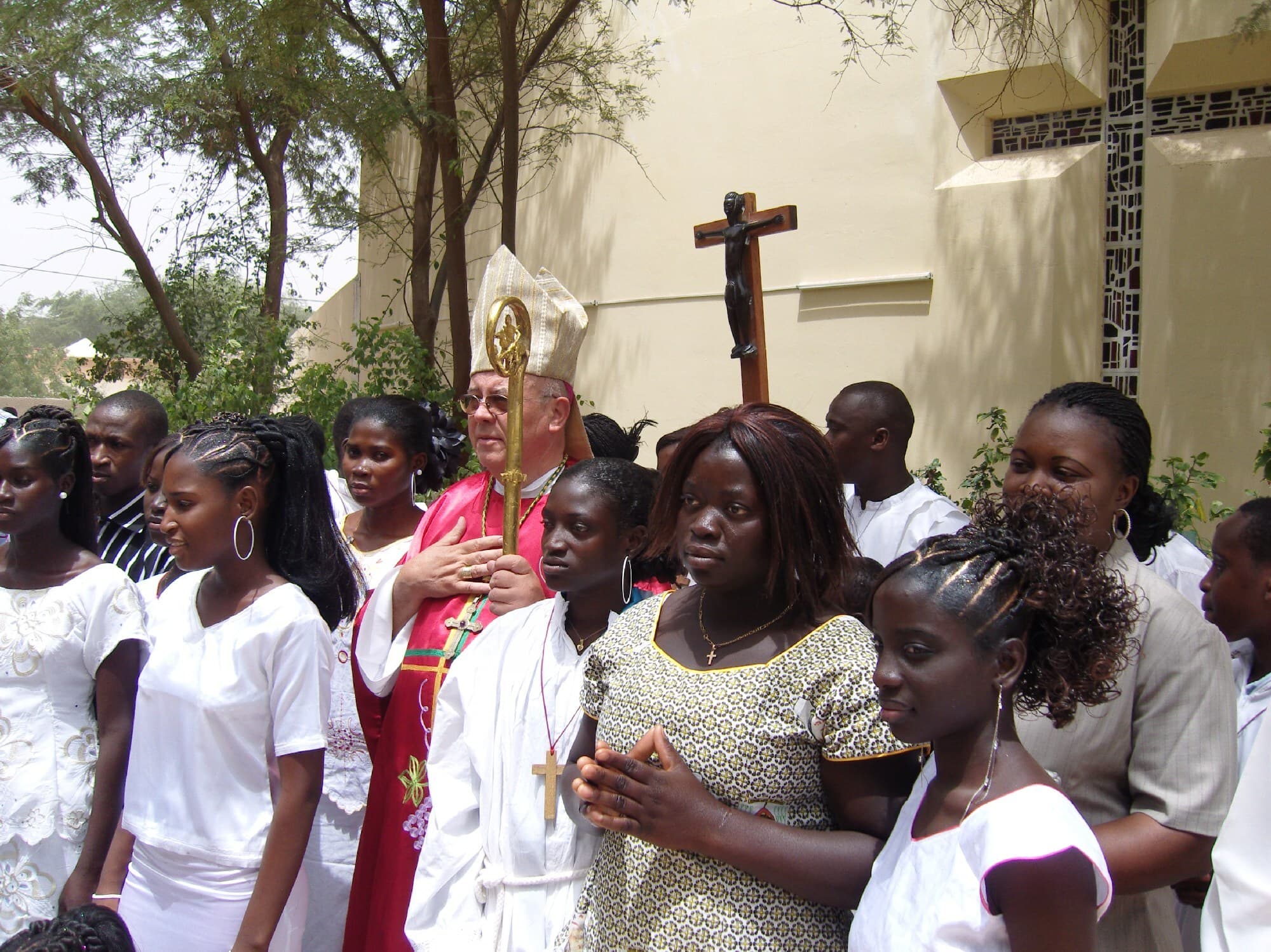 Bischof Happe und Firmlinge (Bild: ACN) Bischof Happe und Firmlinge (Bild: ACN)