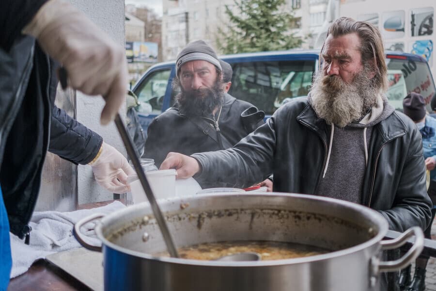 Zuppa calda per i senzatetto (Foto: ACN) Zuppa calda per i senzatetto (Foto: ACN)
