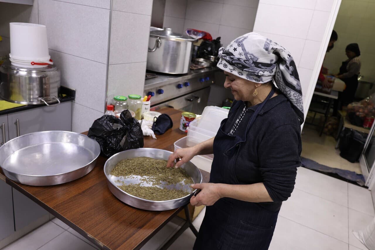 "Essen auf Rädern" für alte und verlassene Menschen (Foto: ACN) "Essen auf Rädern" für alte und verlassene Menschen (Foto: ACN)