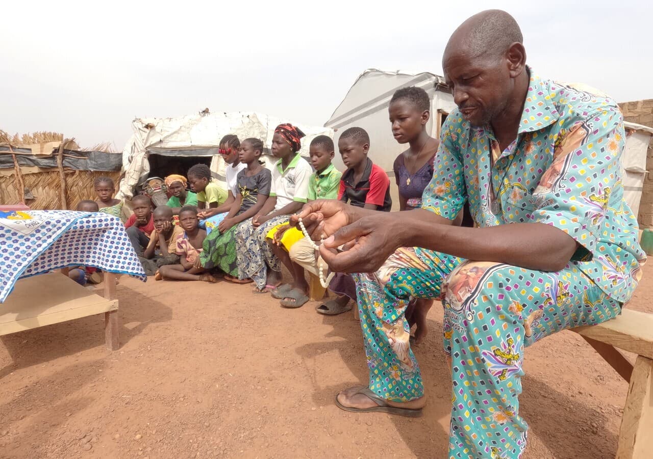 Les chrétiens du camp de réfugiés prient ensemble (Photo : ACN) Les chrétiens du camp de réfugiés prient ensemble (Photo : ACN)