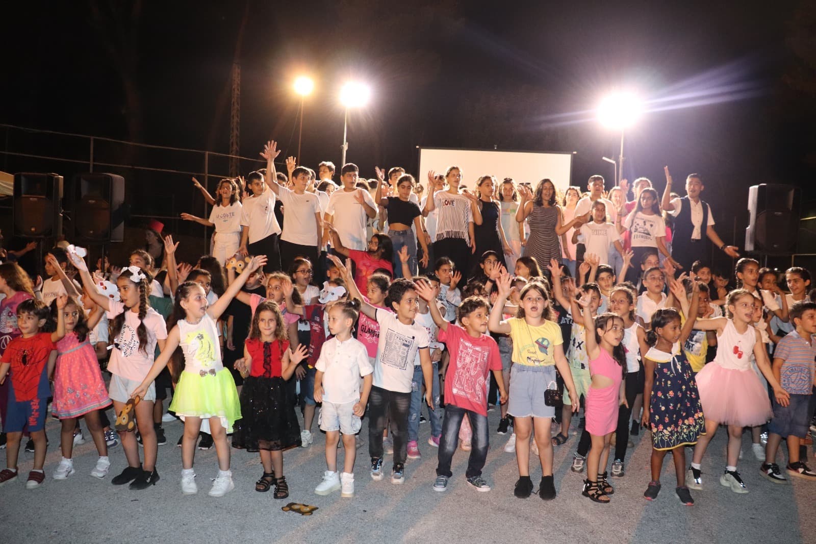 Hilfe für den Libanon: Hier ein gemeinsames Ferienlager für libanesische Kinder und Flüchtlingskinder aus Syrien und dem Irak Hilfe für den Libanon: Hier ein gemeinsames Ferienlager für libanesische Kinder und Flüchtlingskinder aus Syrien und dem Irak