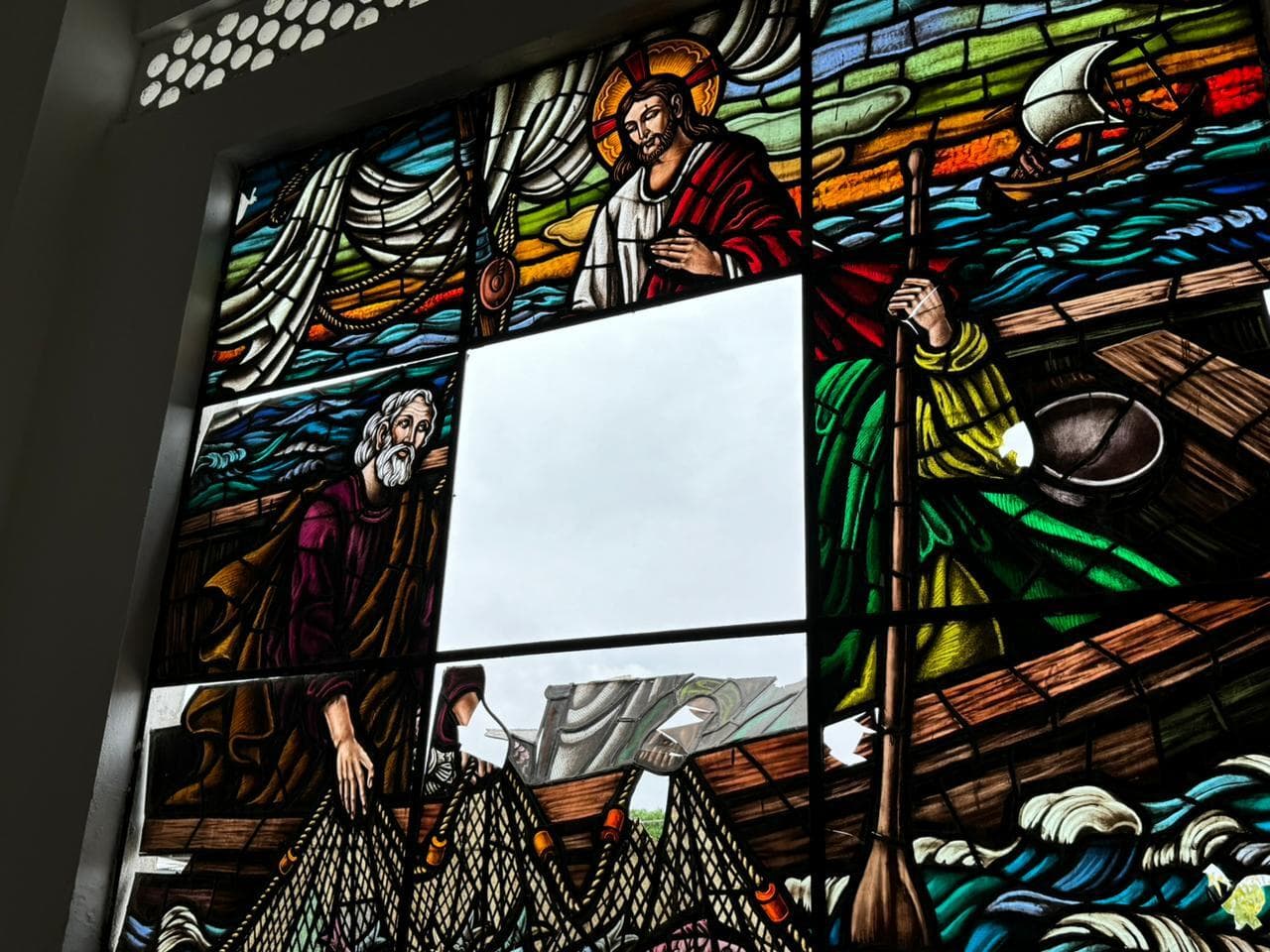 Vitrail détruit avec une scène biblique (© ACN) Vitrail détruit avec une scène biblique (© ACN)