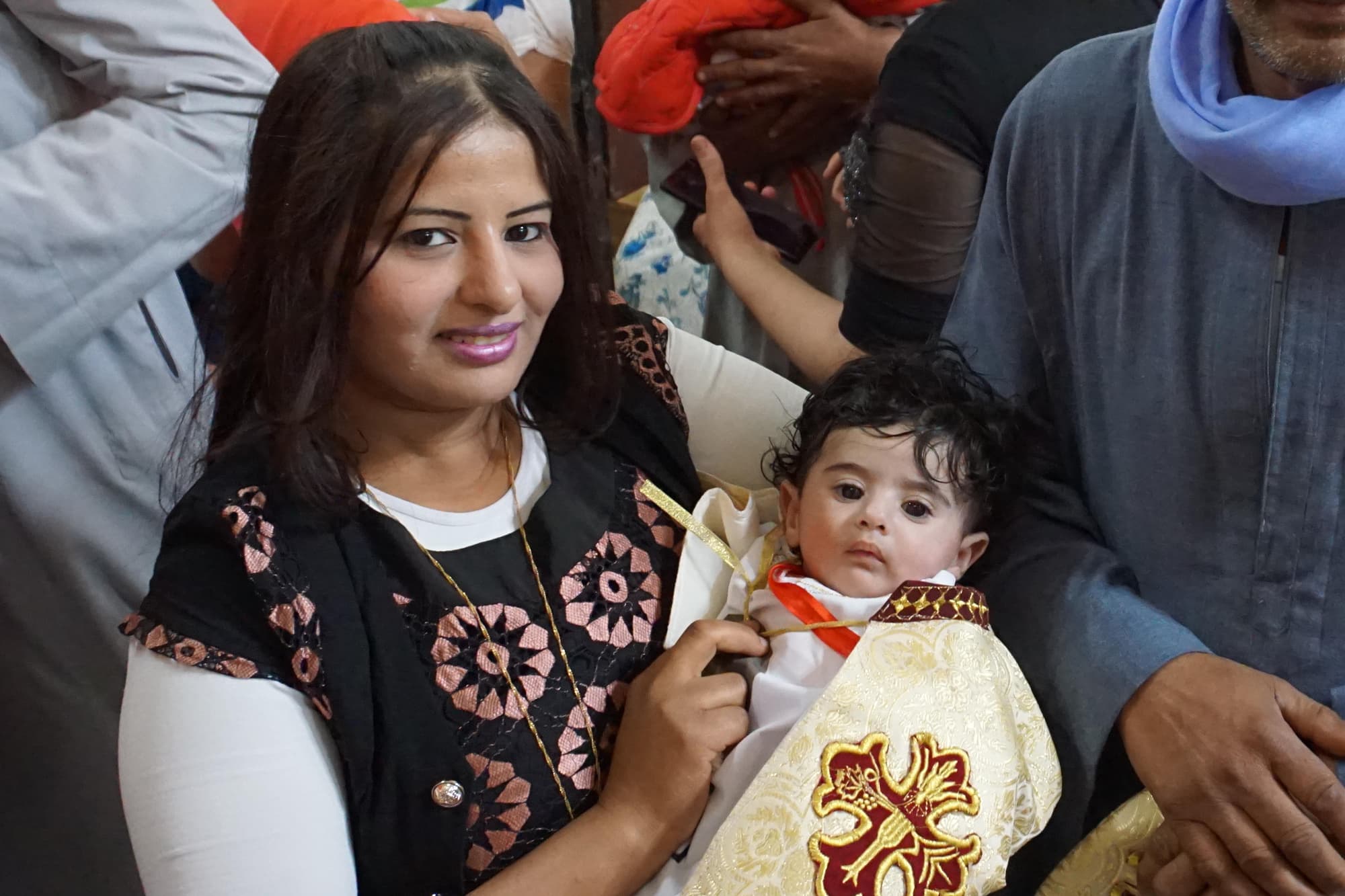 Frau mit Täufling in der Kirche Frau mit Täufling in der Kirche
