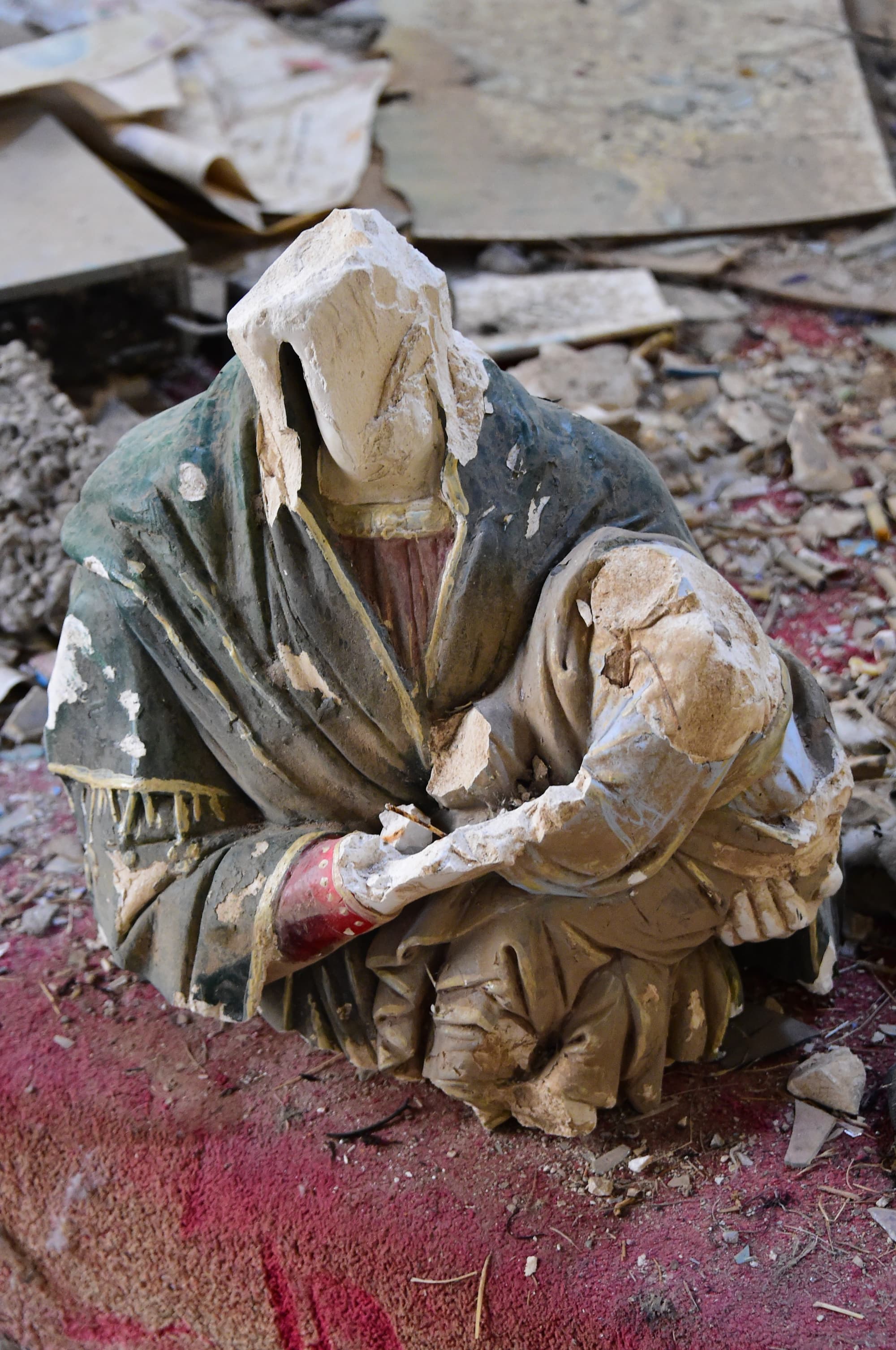 Distruzioni dopo un attacco a una chiesa a Batnaya, in Iraq. Distruzioni dopo un attacco a una chiesa a Batnaya, in Iraq.