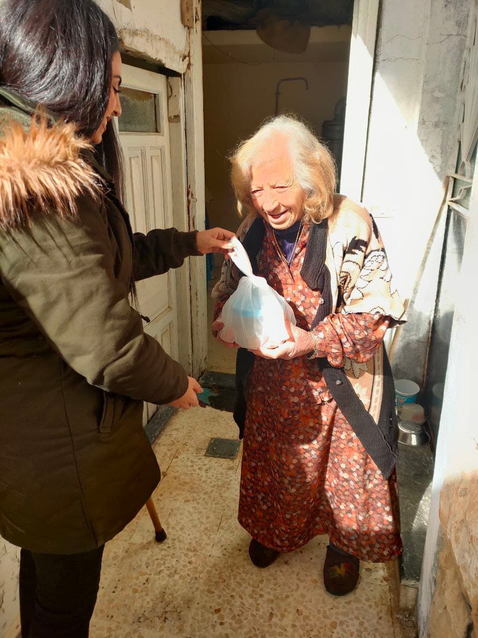 Aide d'urgence en Syrie : Les personnes dans le besoin reçoivent de la nourriture