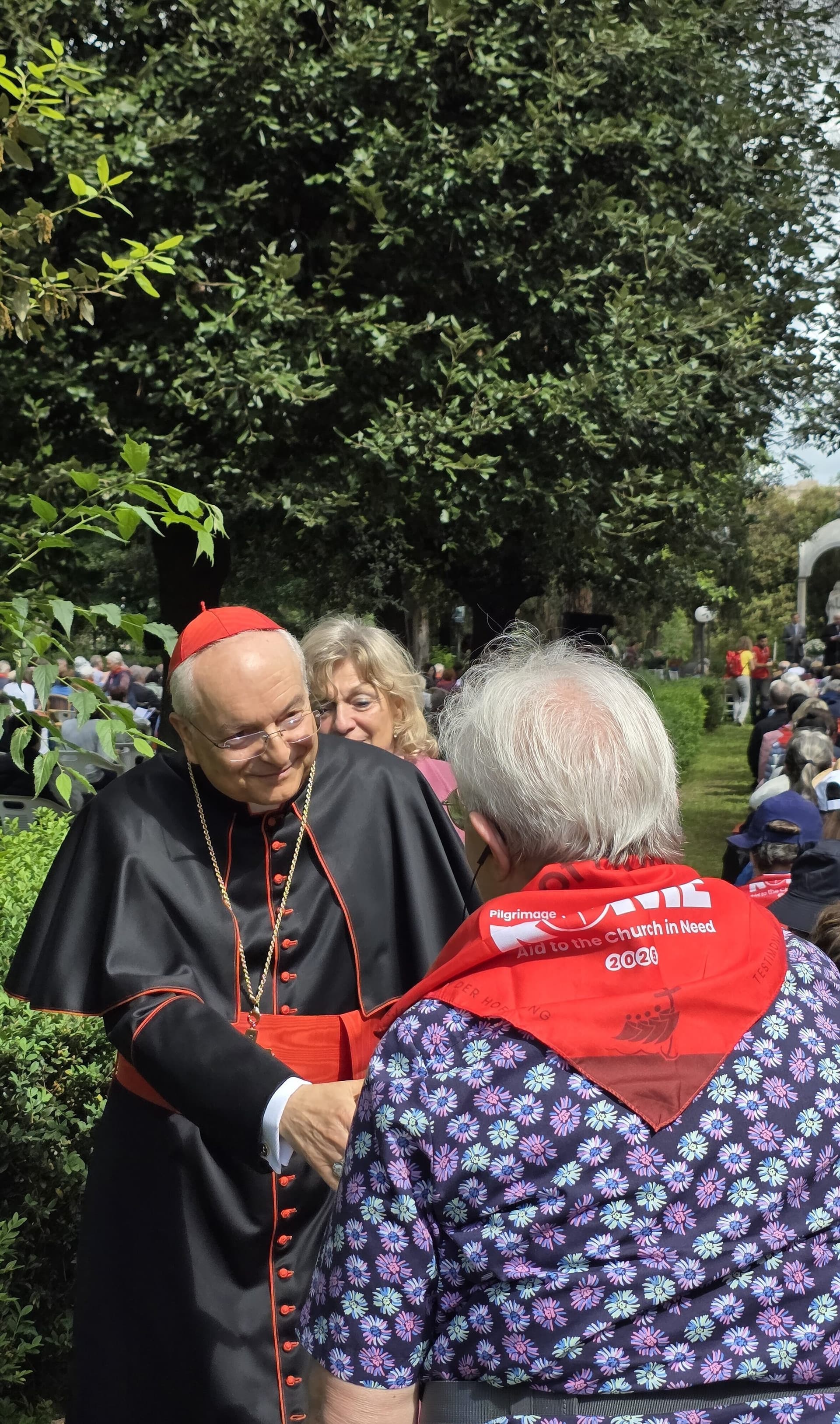 Mauro Kardinal Piacenza, begrüsst eine Pilgerin aus der Schweiz. Mauro Kardinal Piacenza, begrüsst eine Pilgerin aus der Schweiz.