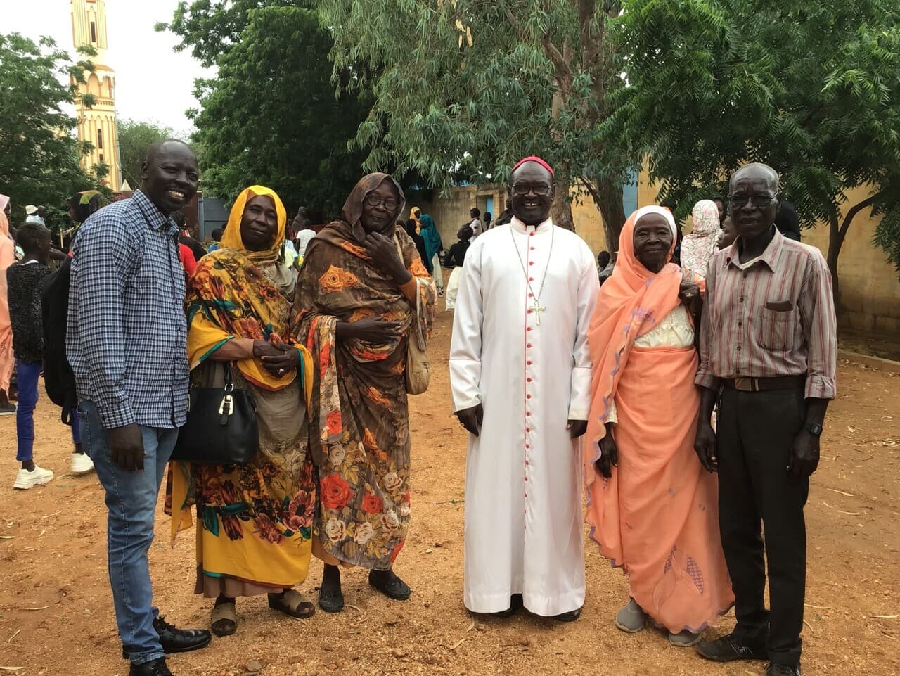 Bischof Tombe und Mitglieder seiner Gemeinde (Foto: ACN) Bischof Tombe und Mitglieder seiner Gemeinde (Foto: ACN)