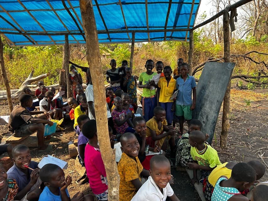 Des enfants apprennent à lire et à écrire (© ACN) Des enfants apprennent à lire et à écrire (© ACN)