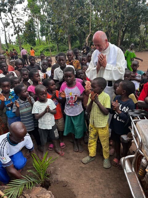 Pfarrer Stefaan betet mit den Kindern (© ACN) Pfarrer Stefaan betet mit den Kindern (© ACN)