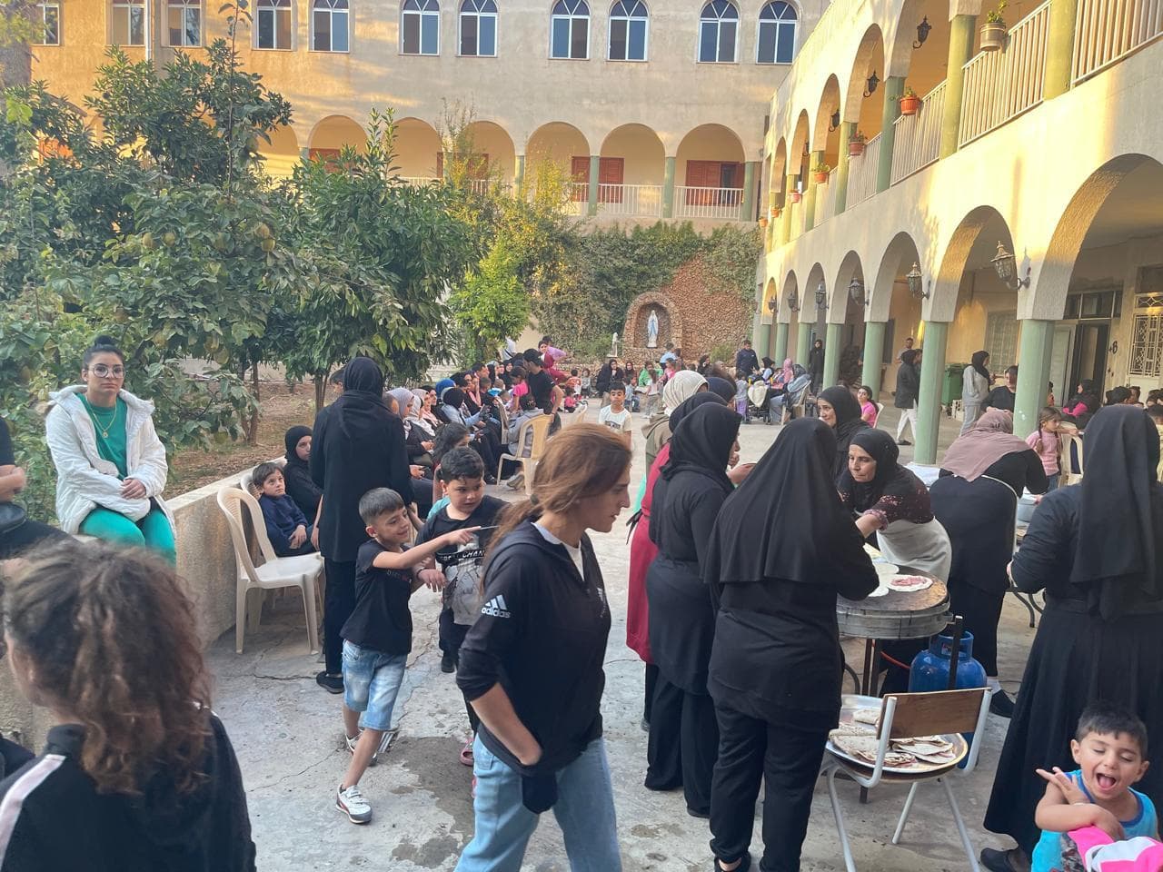 800 Binnenvertriebene haben im Kloster der Schwestern von Jabboulé Zuflucht gefunden (© ACN) 800 Binnenvertriebene haben im Kloster der Schwestern von Jabboulé Zuflucht gefunden (© ACN)