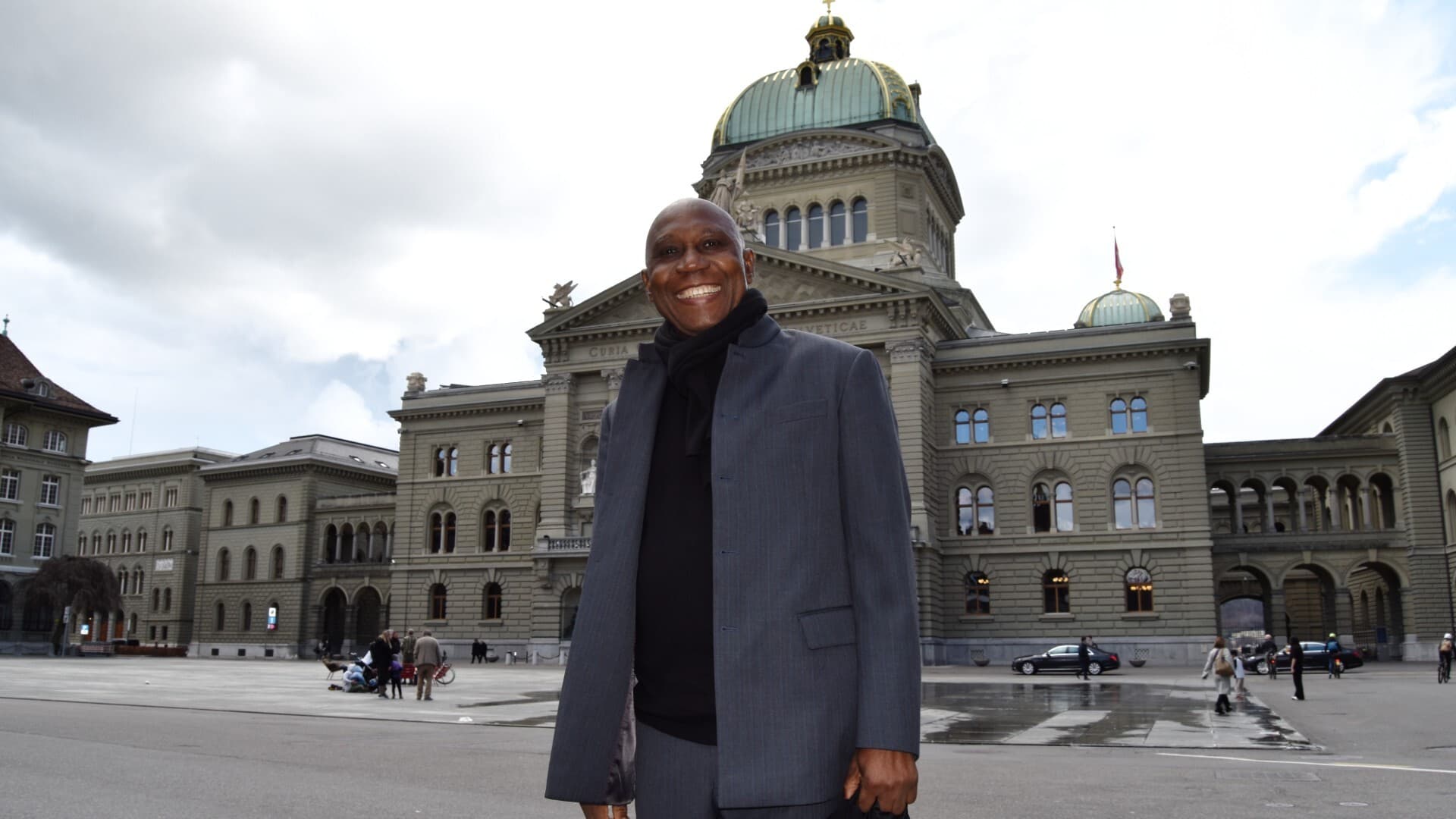 Msgr. Obiora Ike aus Nigeria vor dem Bundeshaus in Bern. (Foto: Jacques Berset/ACN) Msgr. Obiora Ike aus Nigeria vor dem Bundeshaus in Bern. (Foto: Jacques Berset/ACN)