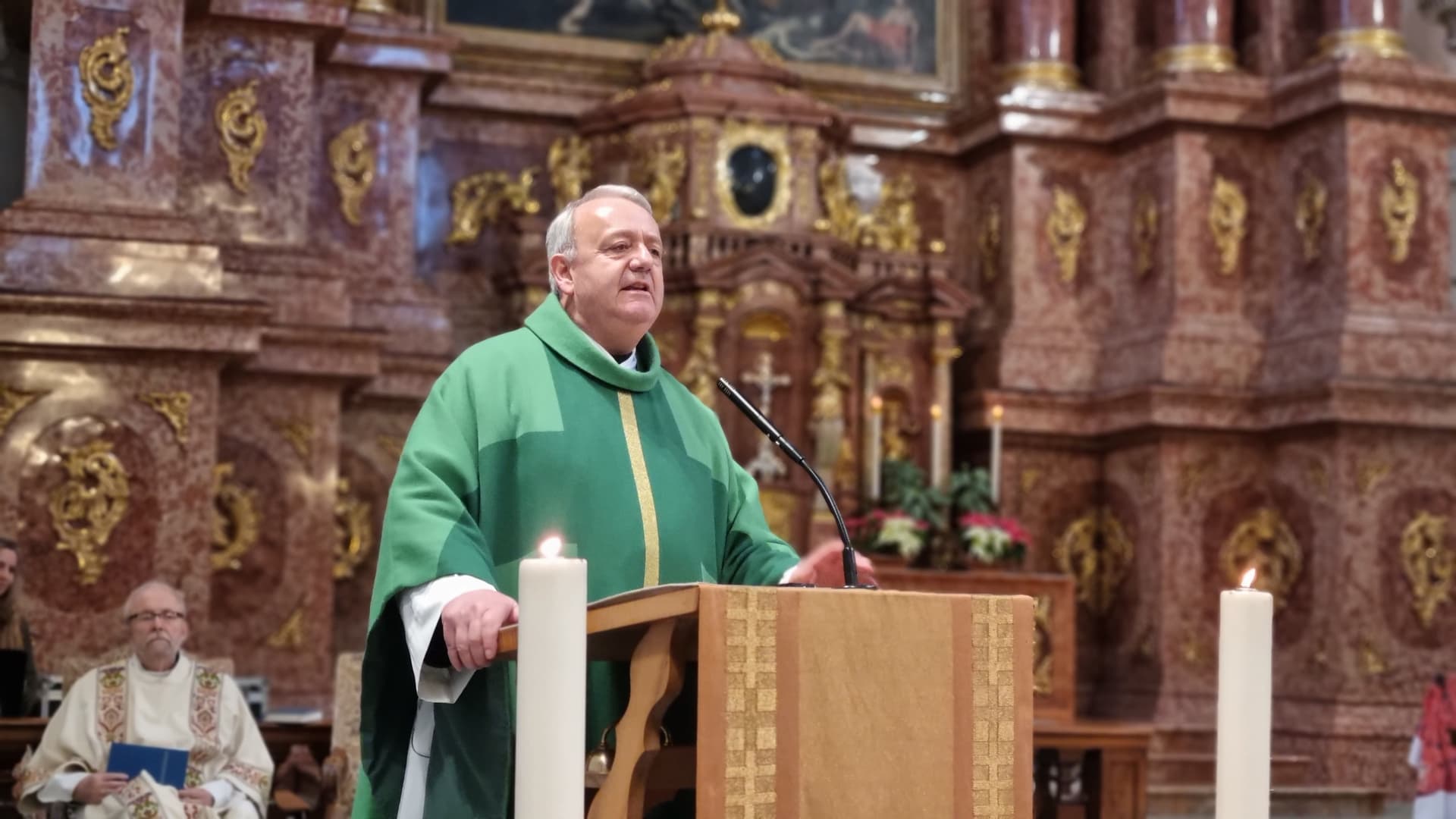 Pater Anton Lässer in der Jesuitenkirche während seiner Predigt Pater Anton Lässer in der Jesuitenkirche während seiner Predigt