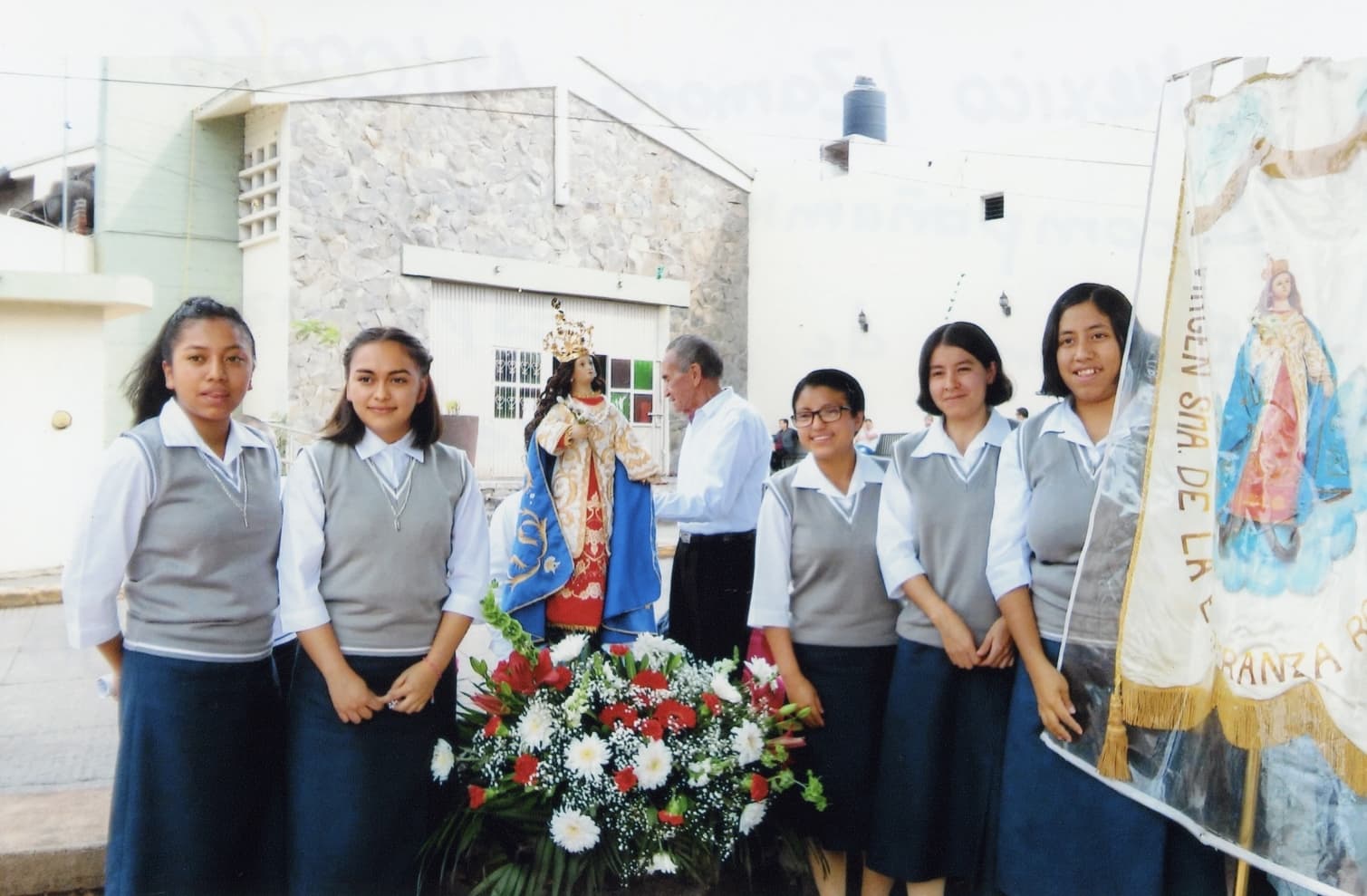 Novizie davanti alla statua della Madre di Dio di Guadalupe (Foto: ACN) Novizie davanti alla statua della Madre di Dio di Guadalupe (Foto: ACN)