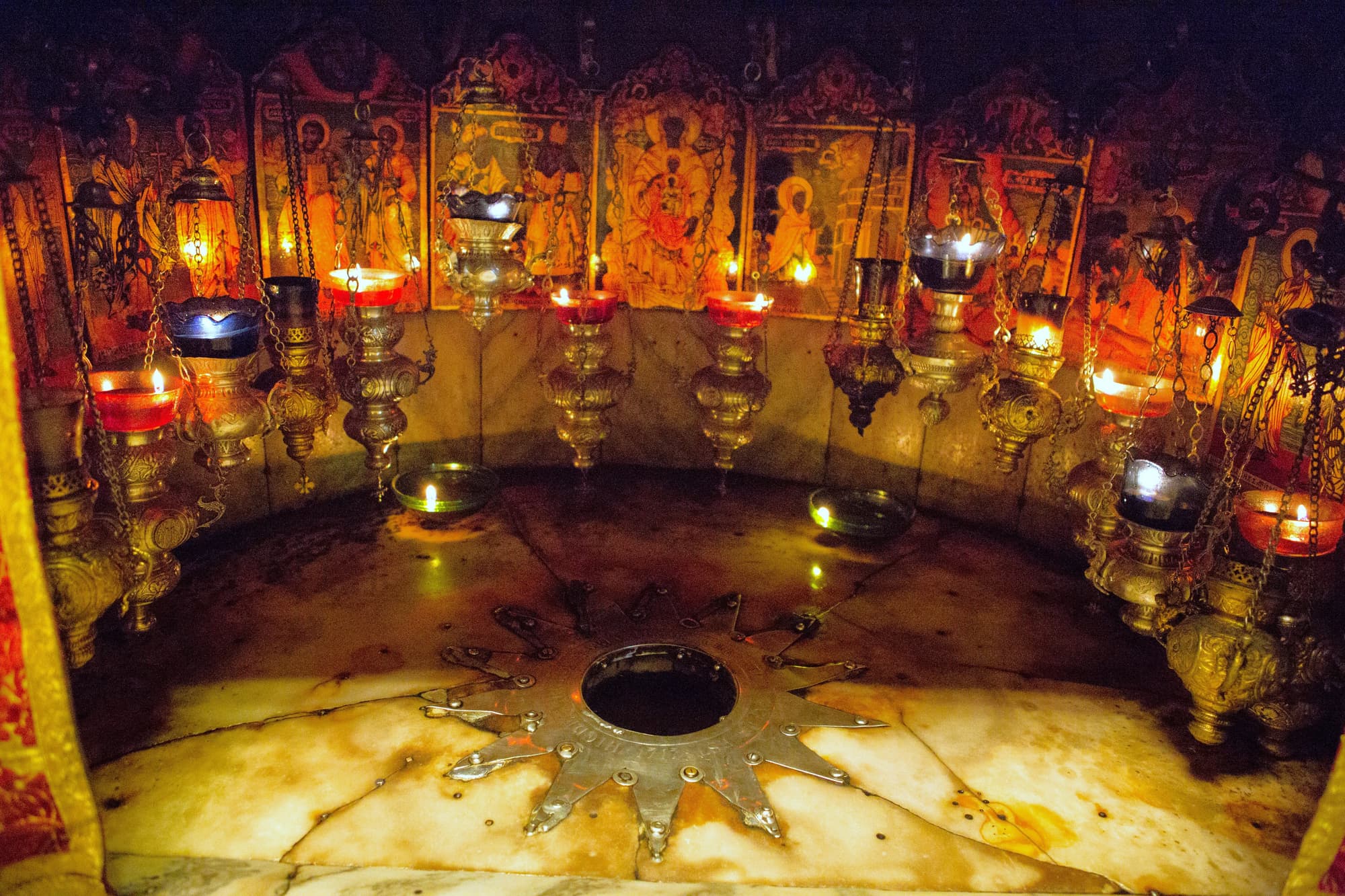 Die Geburtskirche in Betlehem zieht normalerweise tausende Besucher an. Die Geburtskirche in Betlehem zieht normalerweise tausende Besucher an.