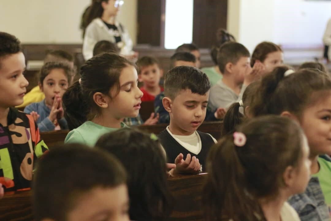 Syrische Christen beim Gebet - die Kinder hoffen auf eine gute Zukunft. Syrische Christen beim Gebet - die Kinder hoffen auf eine gute Zukunft.