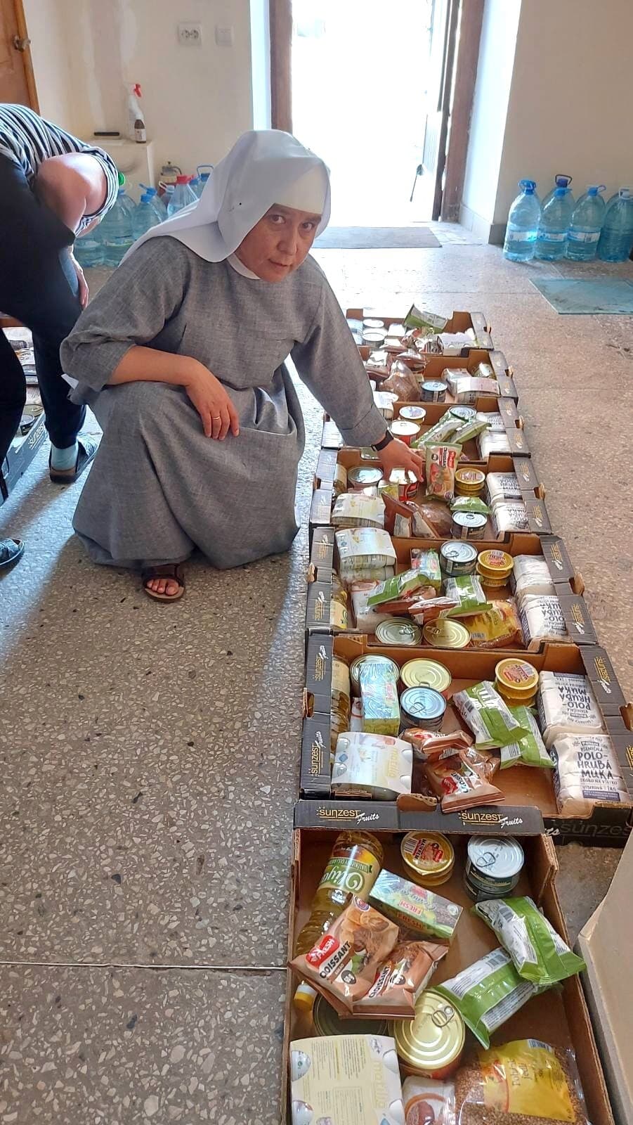 EIne Ordensschwester verteilt Hilfsgüter für bedürftige Familien (© ACN) EIne Ordensschwester verteilt Hilfsgüter für bedürftige Familien (© ACN)