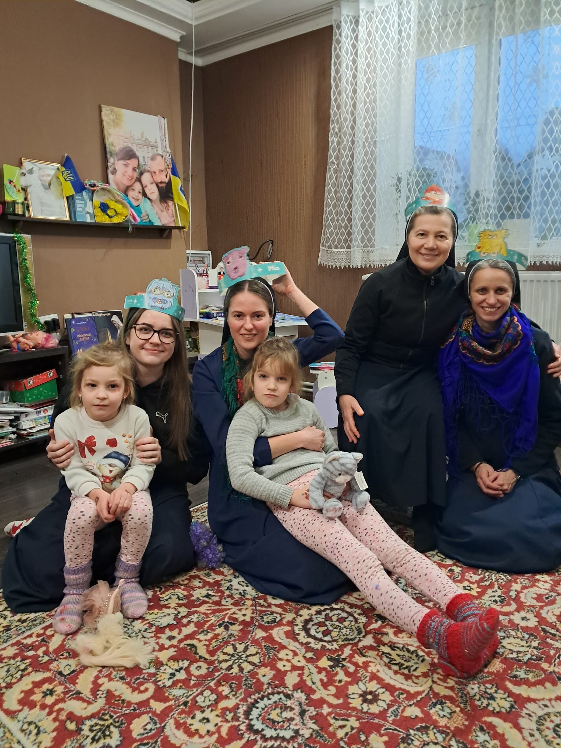 Eine Ordensschwester und eine Novizin, die trotz des Krieges Hoffnung schenken. (© ACN) Eine Ordensschwester und eine Novizin, die trotz des Krieges Hoffnung schenken. (© ACN)